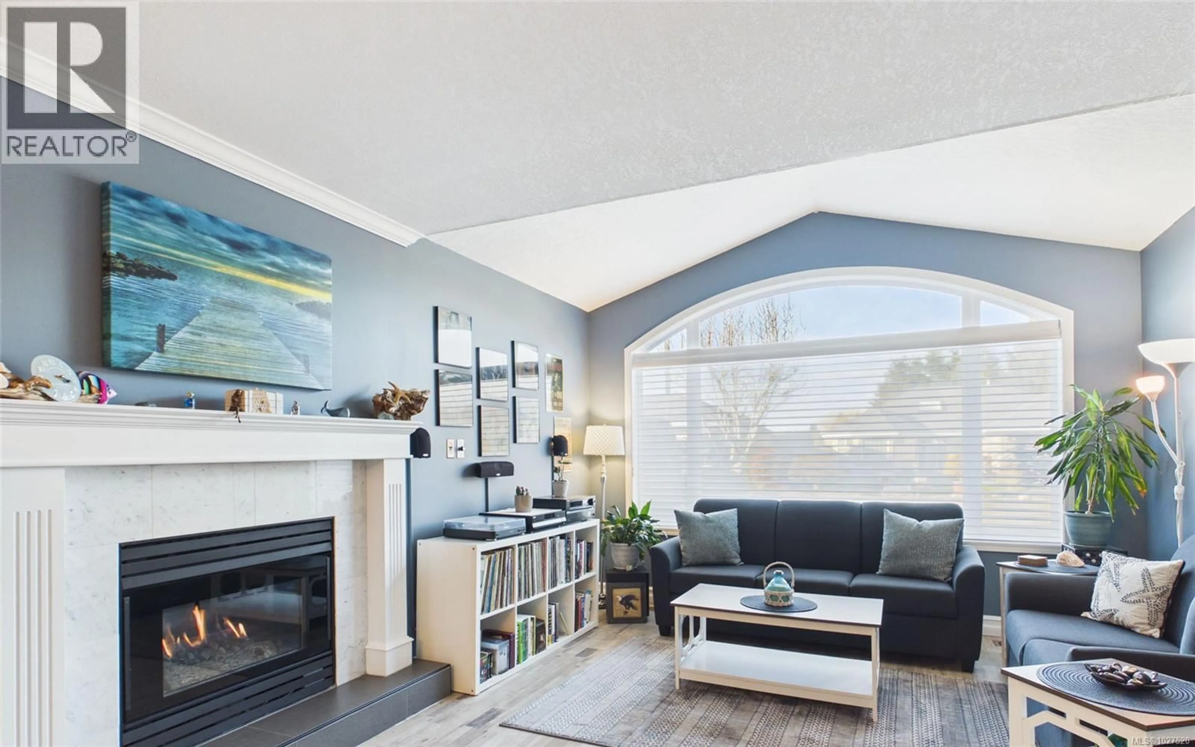 Living room with furniture, wood/laminate floor for 793 FLETCHER AVENUE, Parksville British Columbia V9P2M2