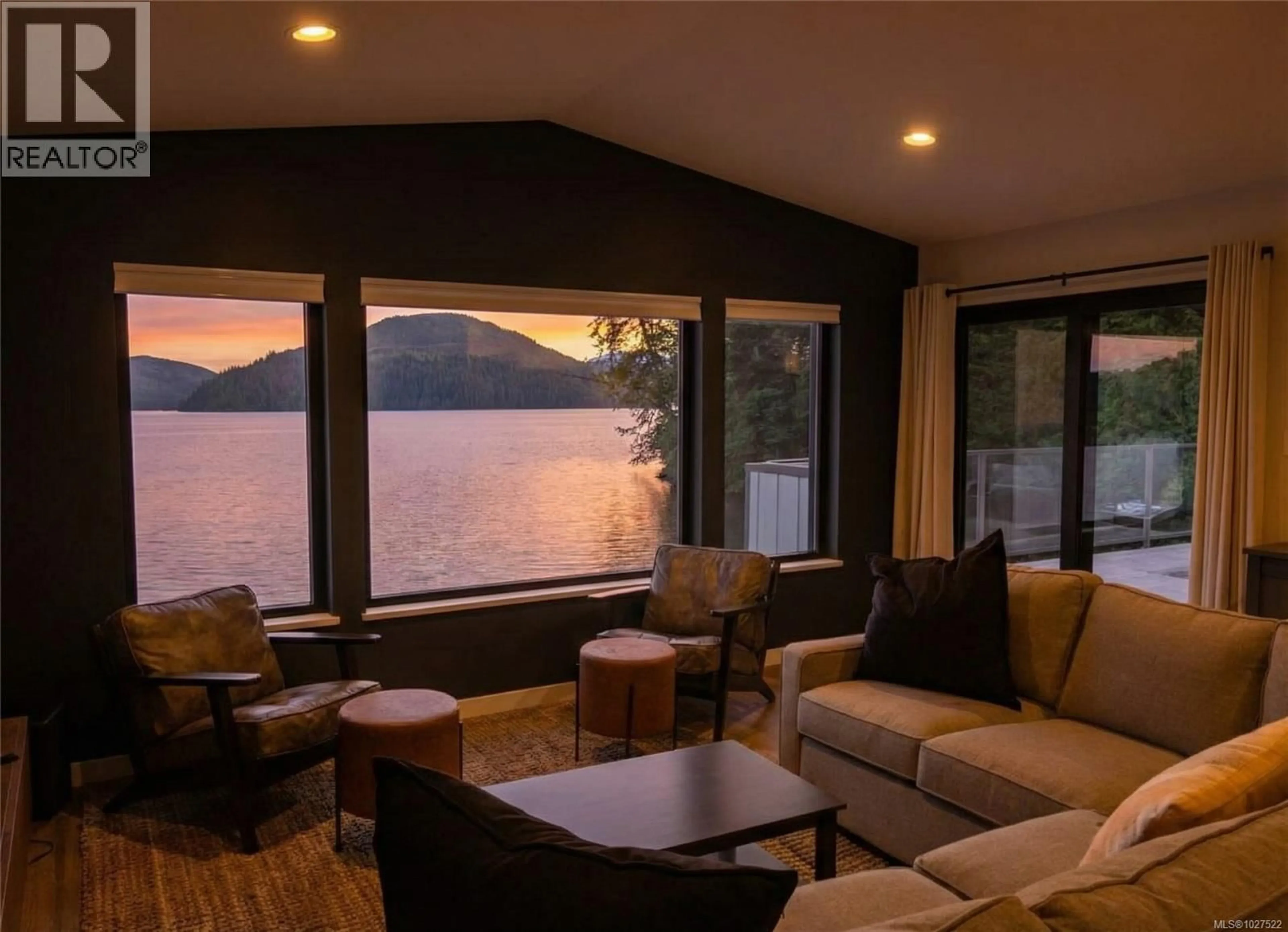 Living room with furniture, wood/laminate floor for 0 HOISS POINT, Gold River British Columbia