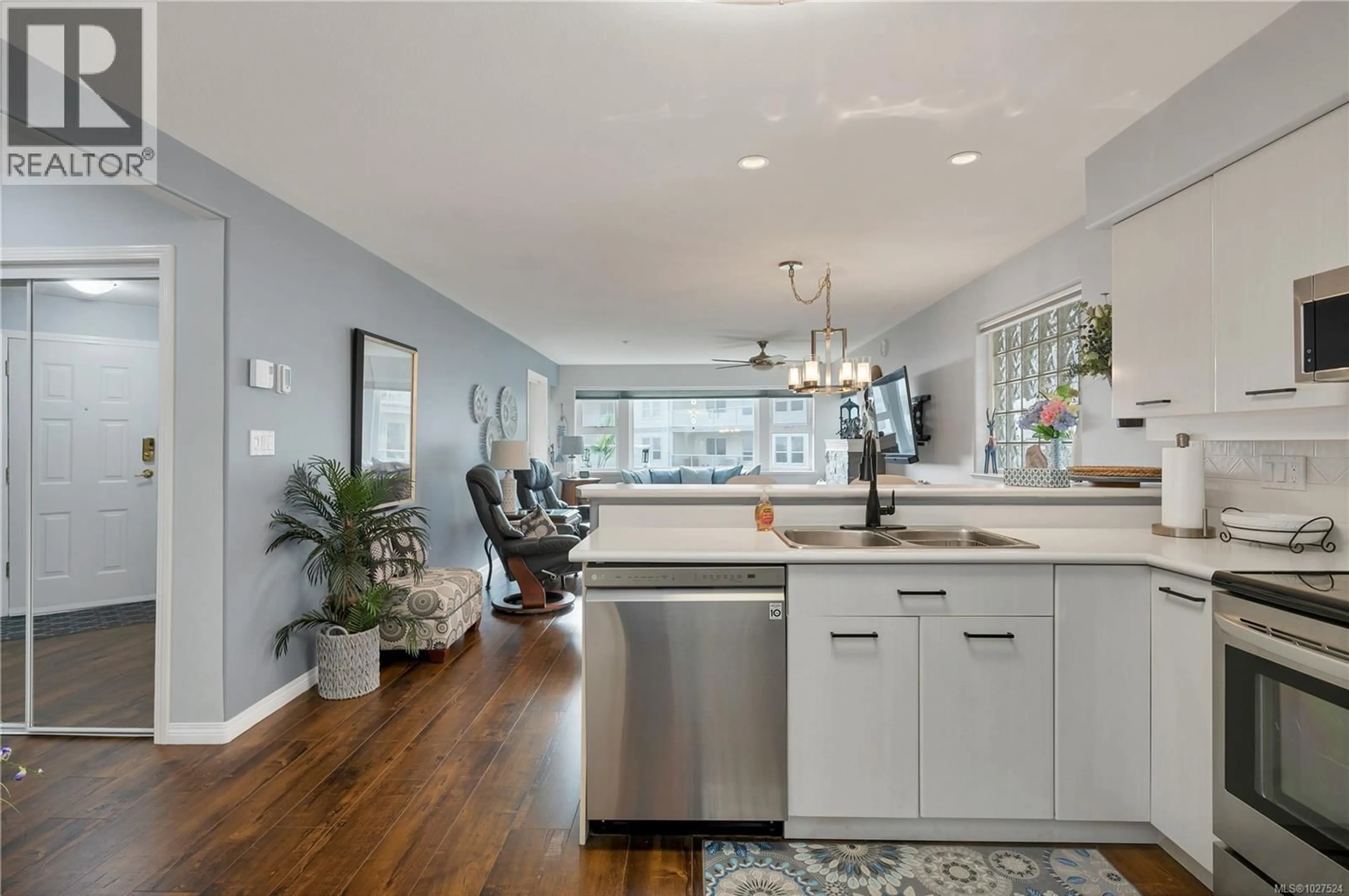 Open concept kitchen, ceramic/tile floor for 105 - 350 ISLAND HIGHWAY SOUTH, Campbell River British Columbia V9W1A5