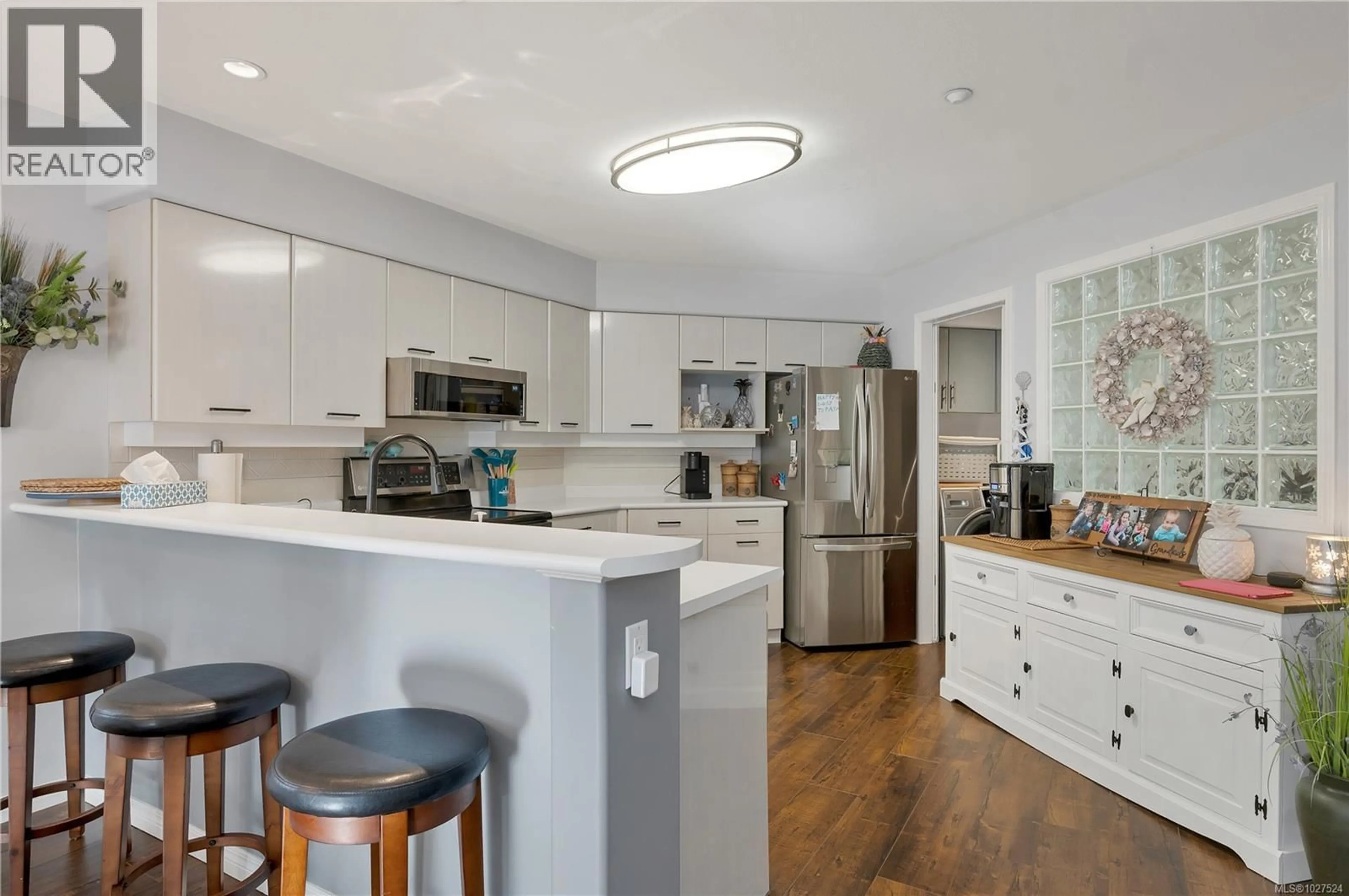 Open concept kitchen, unknown for 105 - 350 ISLAND HIGHWAY SOUTH, Campbell River British Columbia V9W1A5