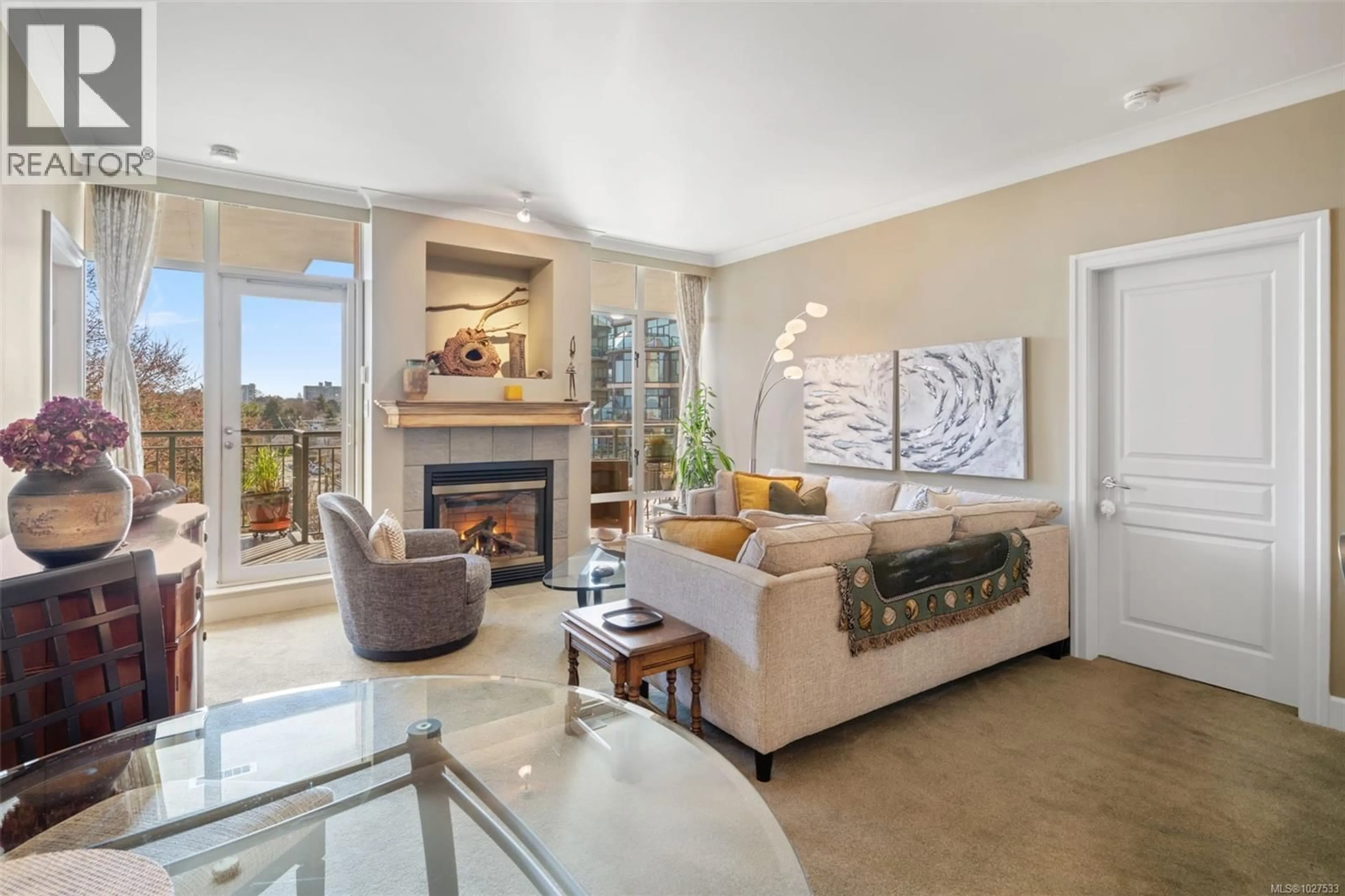 Living room with furniture, unknown for 628 - 21 DALLAS ROAD, Victoria British Columbia V8V4Z9