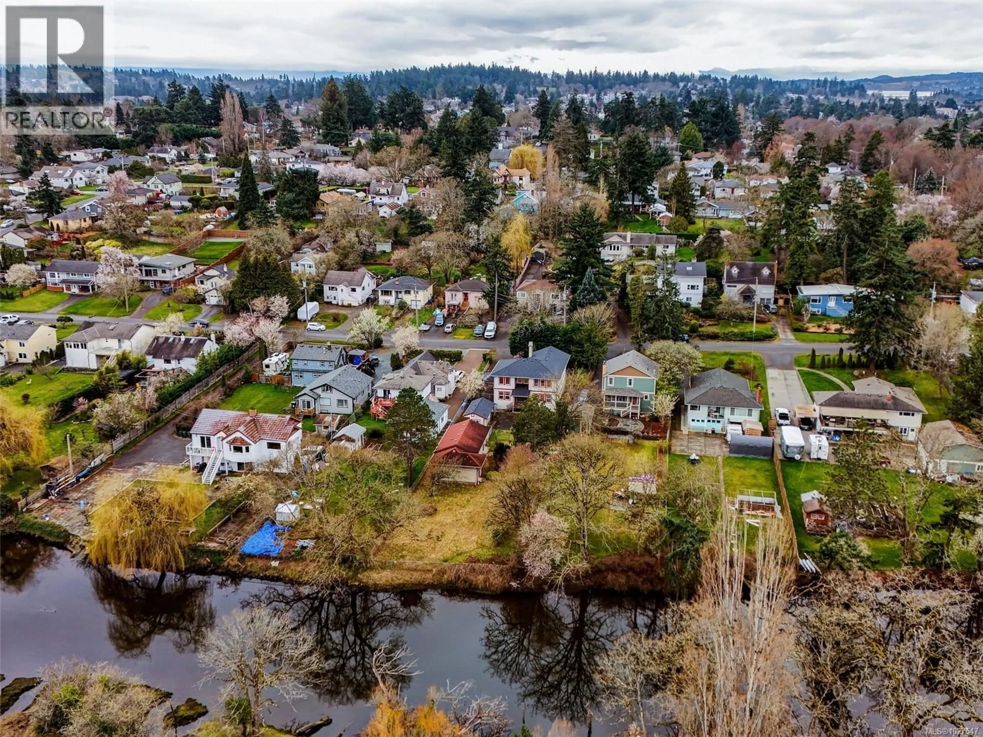 A pic from outside/outdoor area/front of a property/back of a property/a pic from drone, water/lake/river/ocean view for 756 NEWBURY STREET, Saanich British Columbia V9A2C1