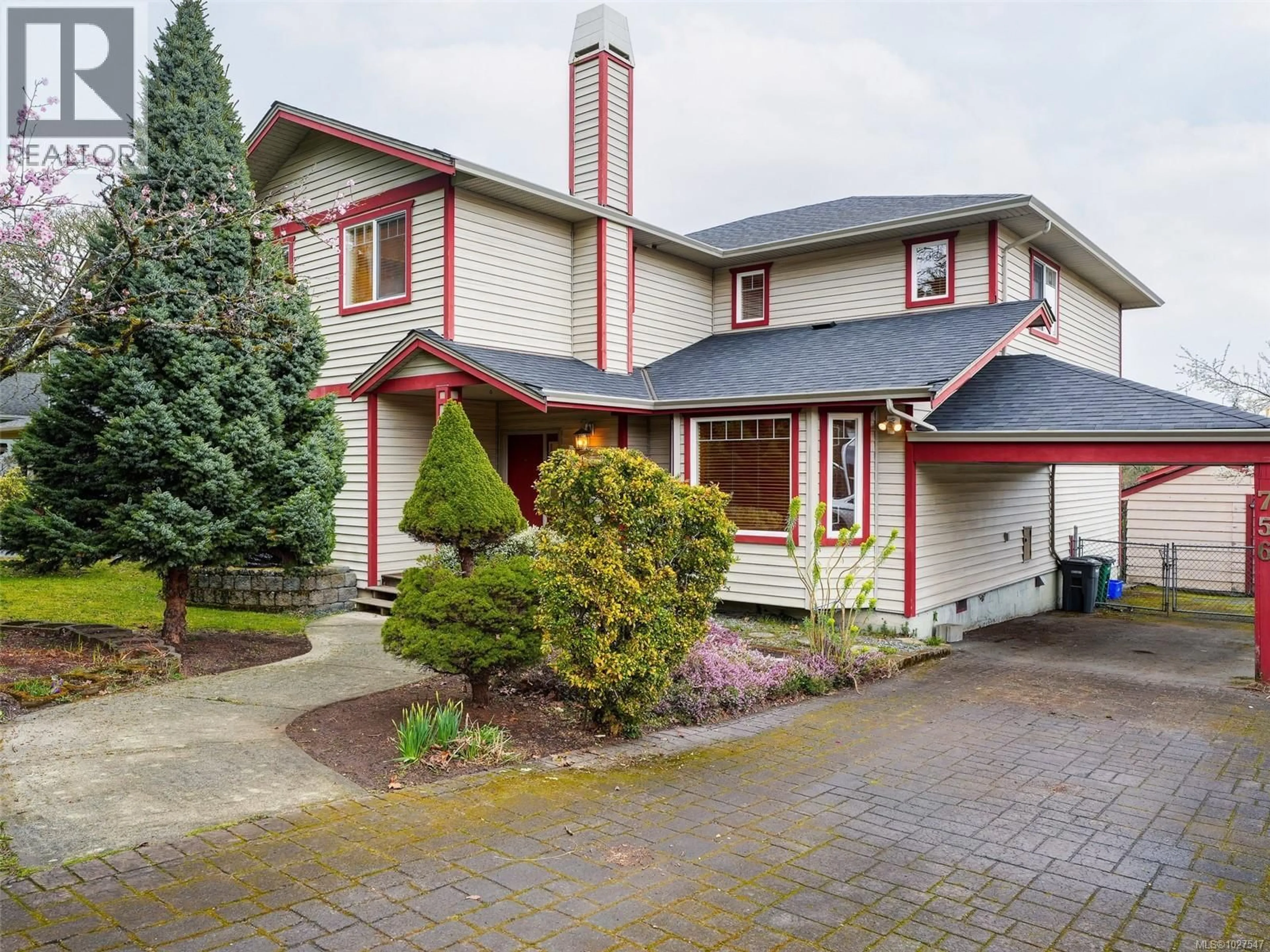 Home with vinyl exterior material, street for 756 NEWBURY STREET, Saanich British Columbia V9A2C1