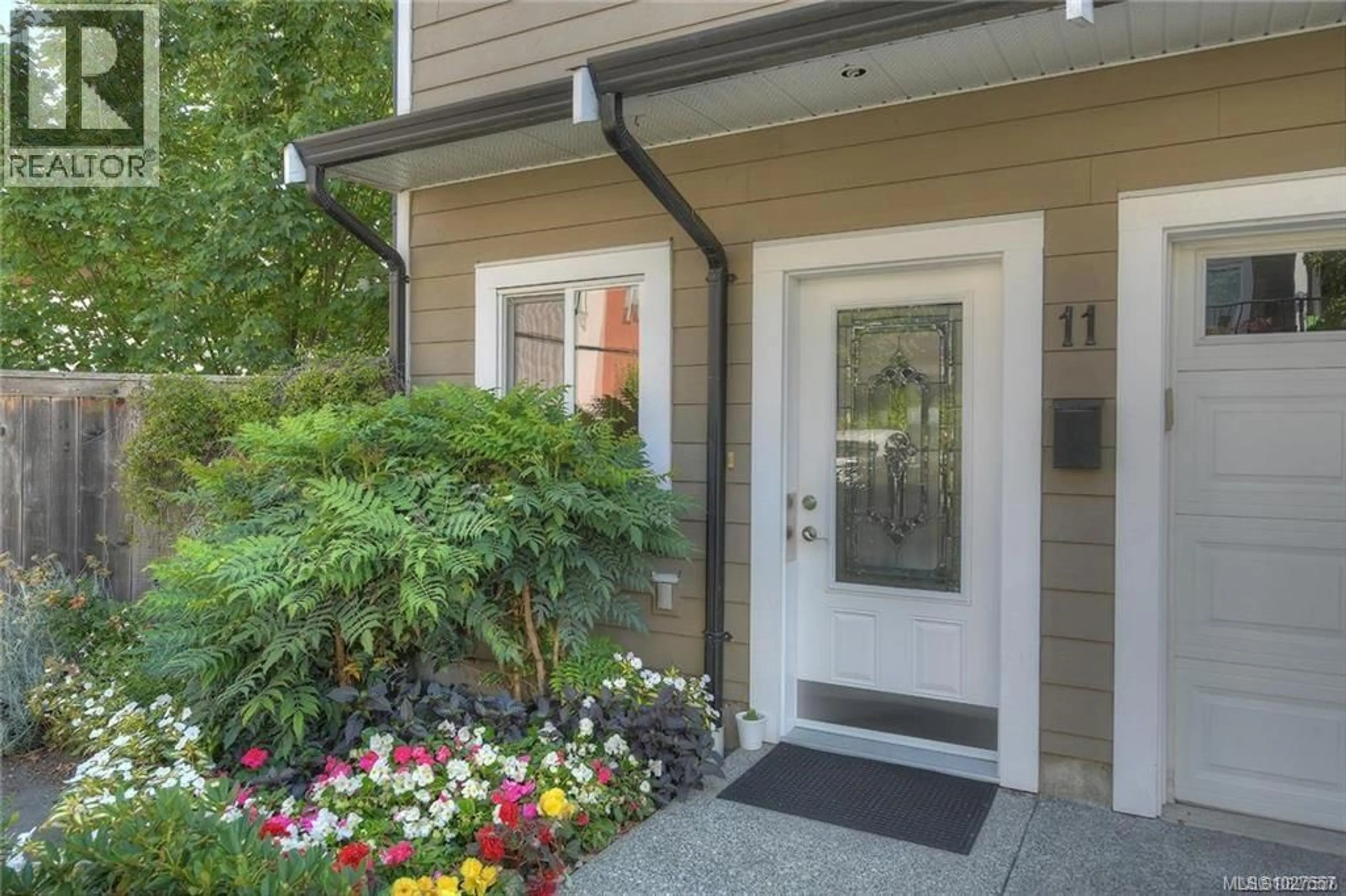Indoor entryway for 11 - 6961 EAST SAANICH ROAD, Central Saanich British Columbia V8Z0A9