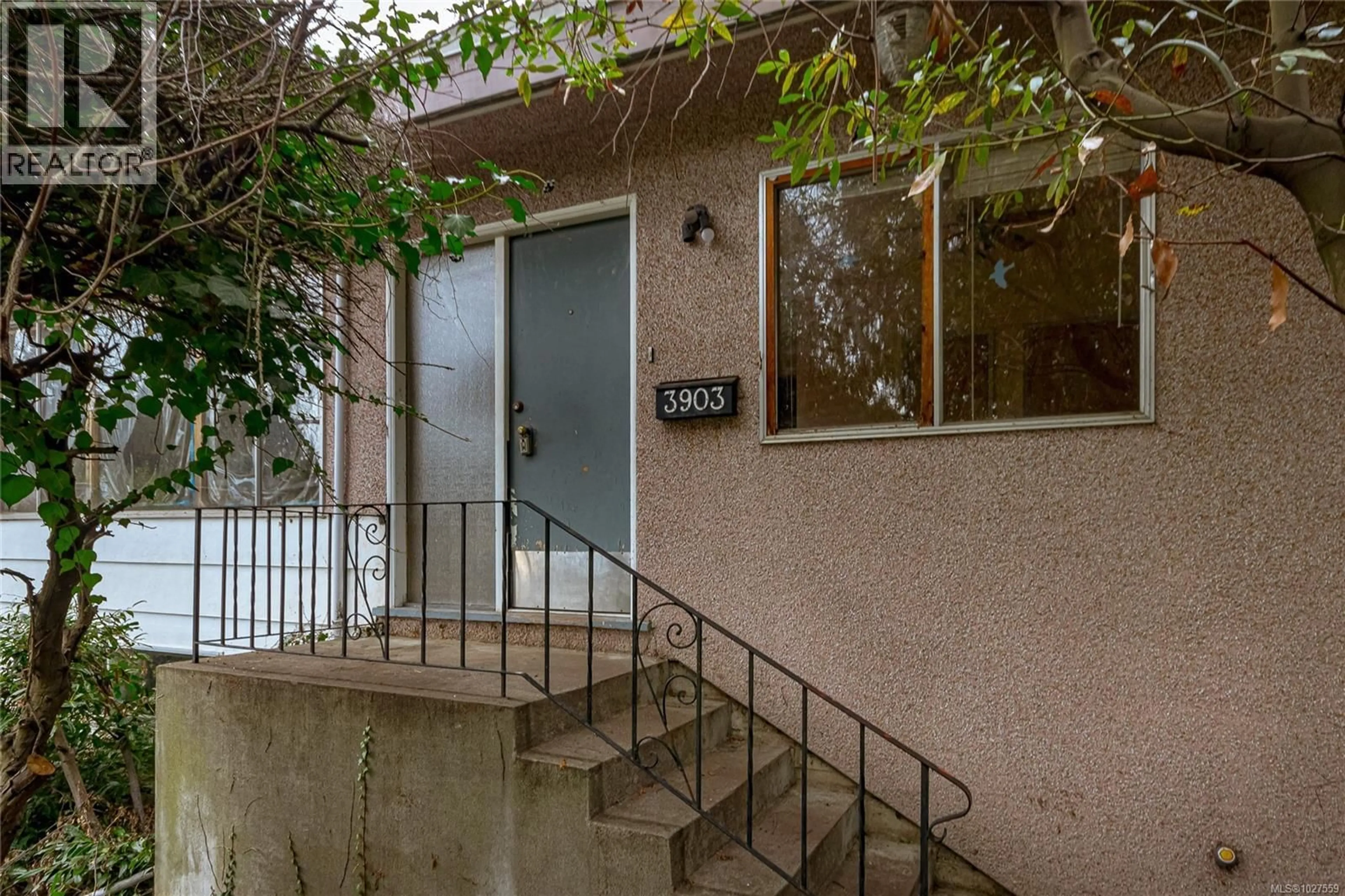 Unknown for 3903 STOCKTON CRESCENT, Saanich British Columbia V8P5G4