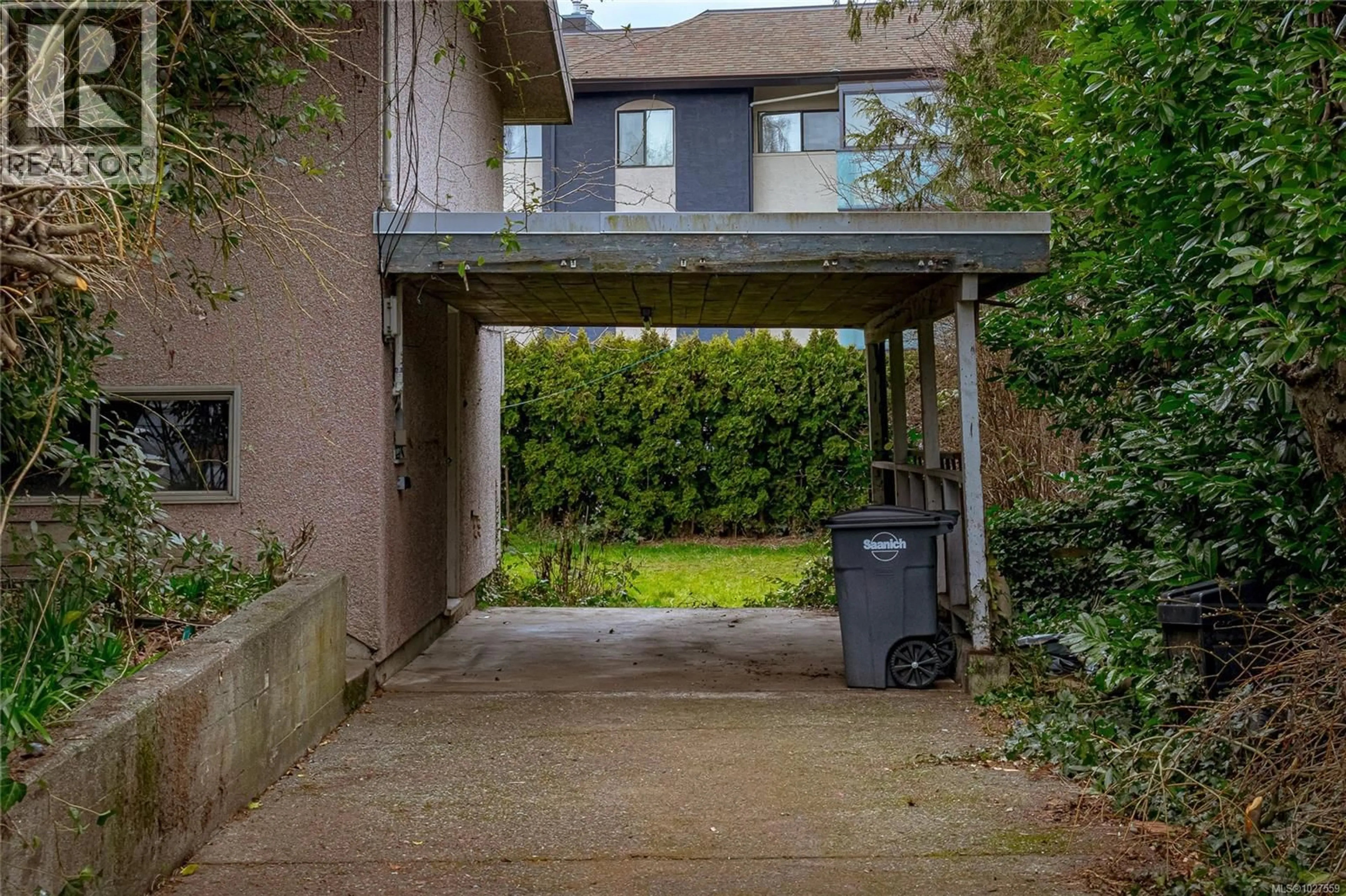 Patio, street for 3903 STOCKTON CRESCENT, Saanich British Columbia V8P5G4