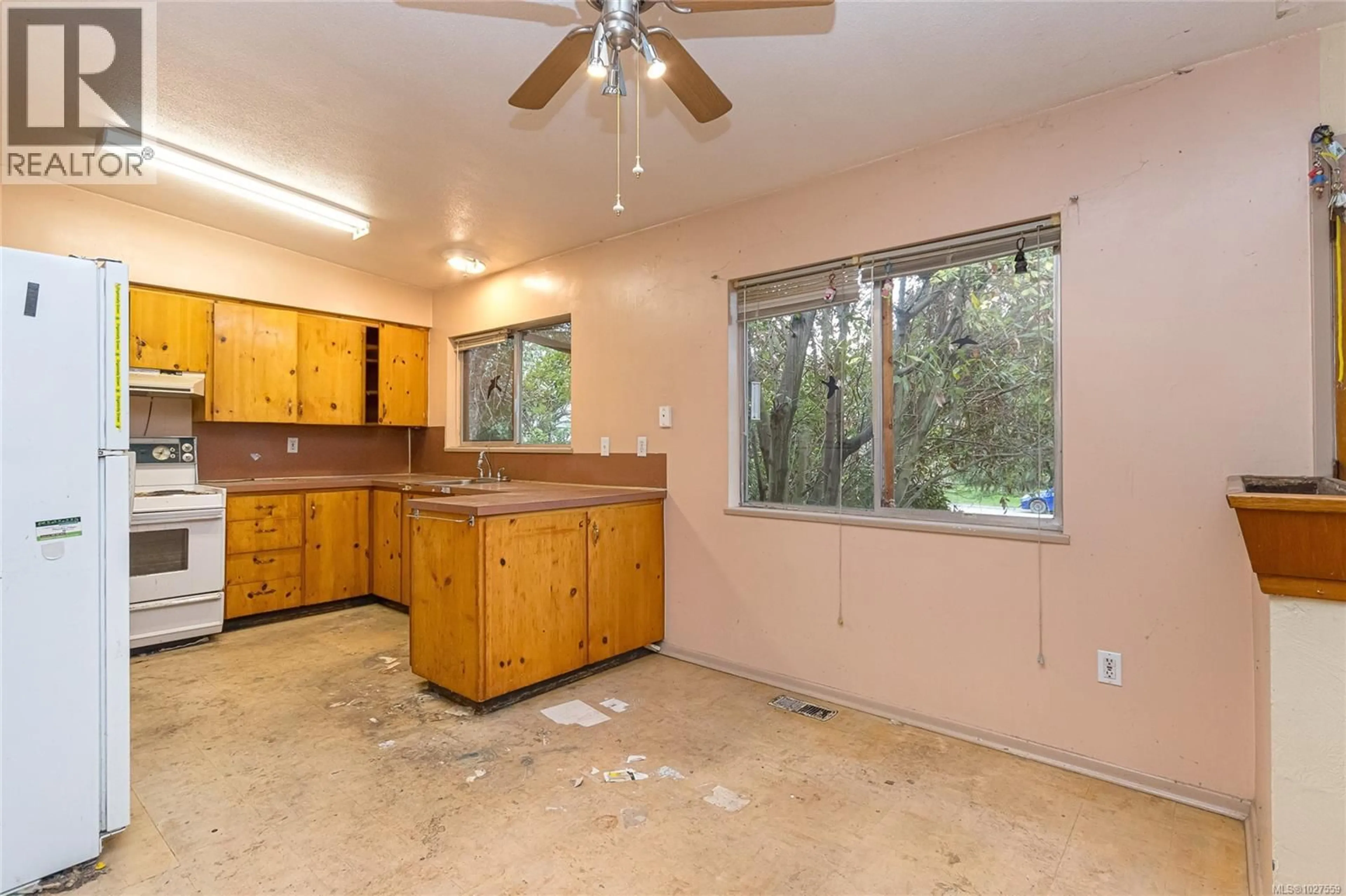 Standard kitchen, unknown for 3903 STOCKTON CRESCENT, Saanich British Columbia V8P5G4