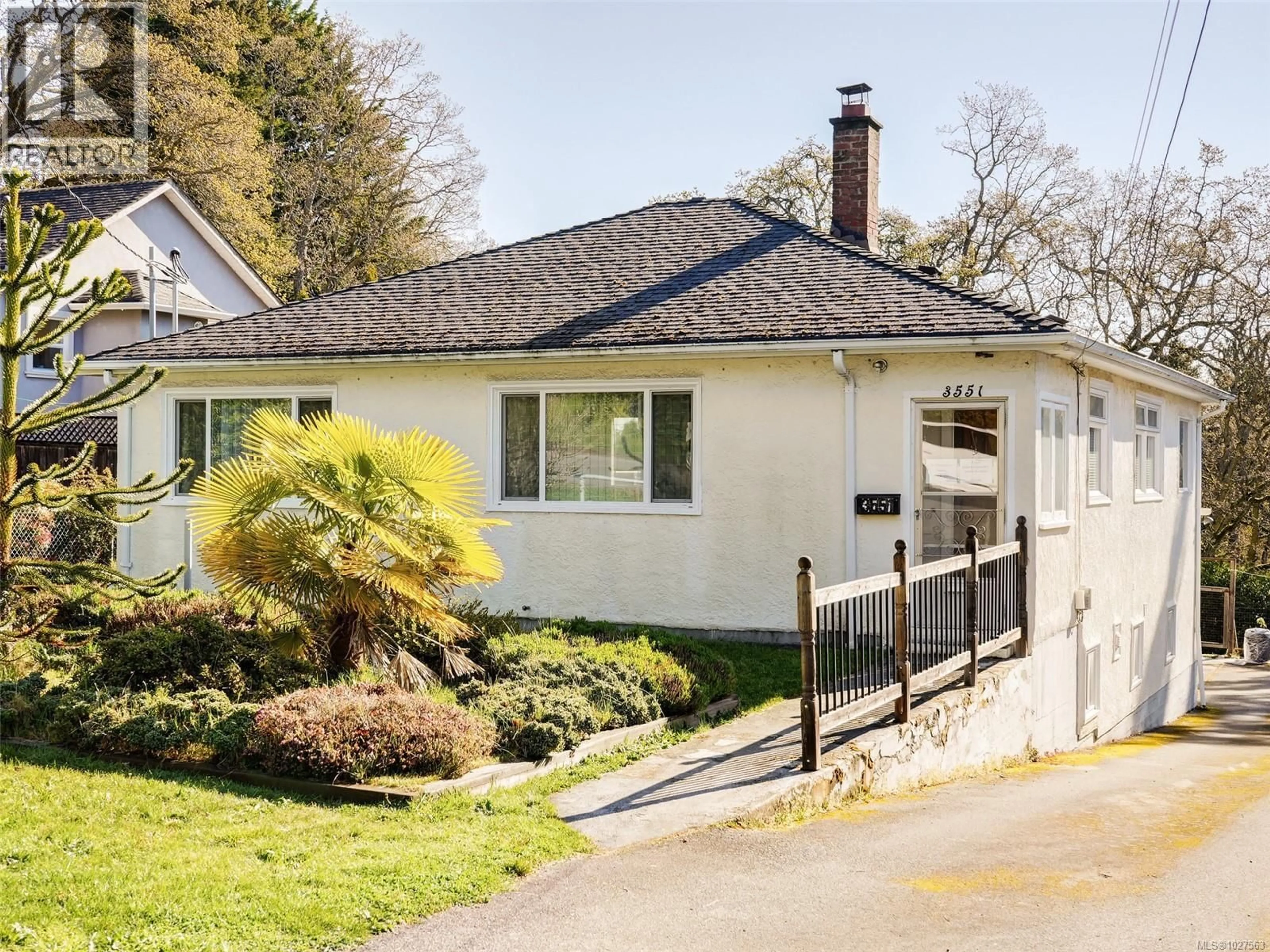 A pic from outside/outdoor area/front of a property/back of a property/a pic from drone, street for 3551 DONCASTER DRIVE, Saanich British Columbia V8P3W2