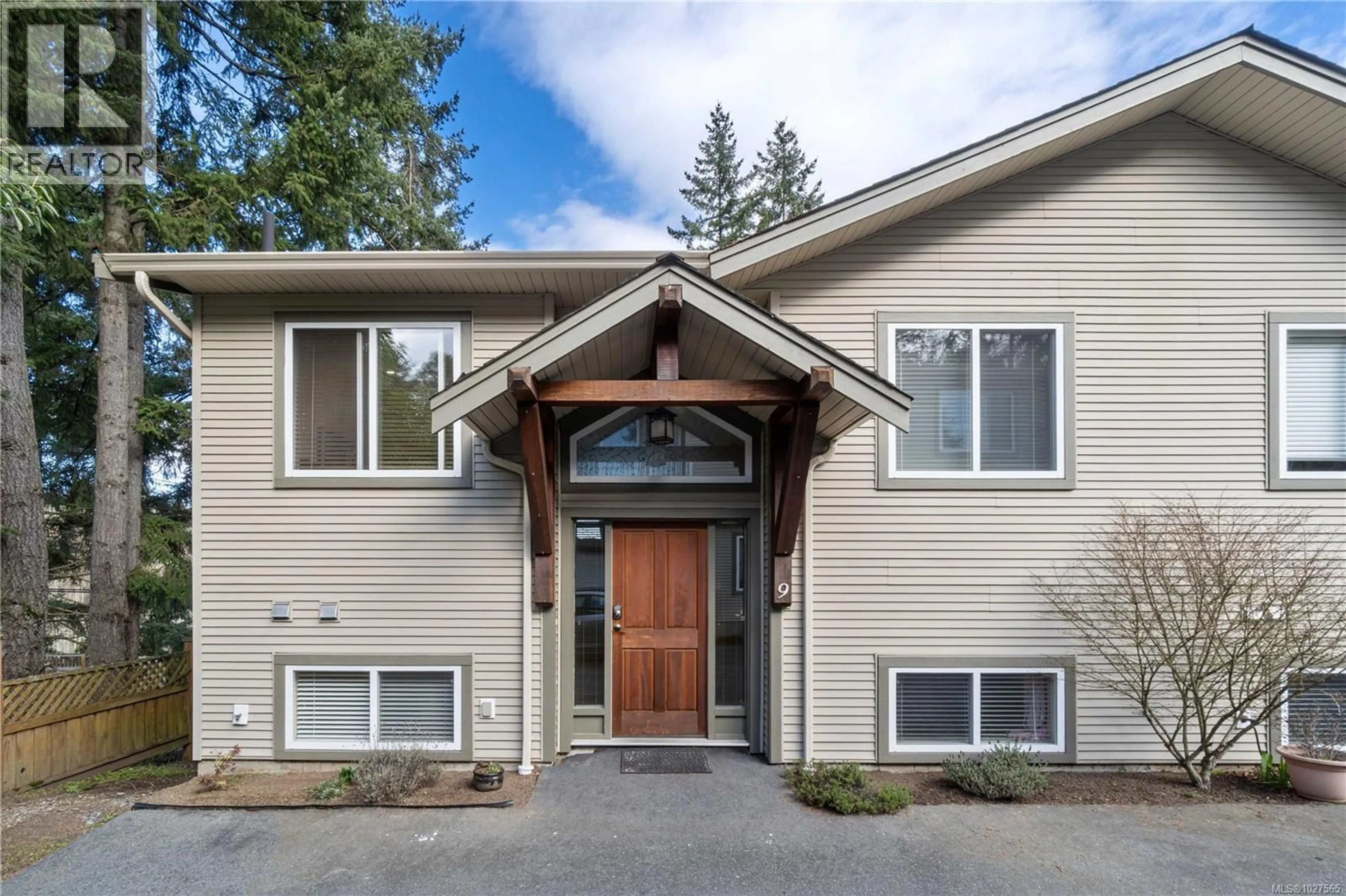 Home with vinyl exterior material, street for 9 - 1129B 2ND AVENUE, Ladysmith British Columbia V9G1B3