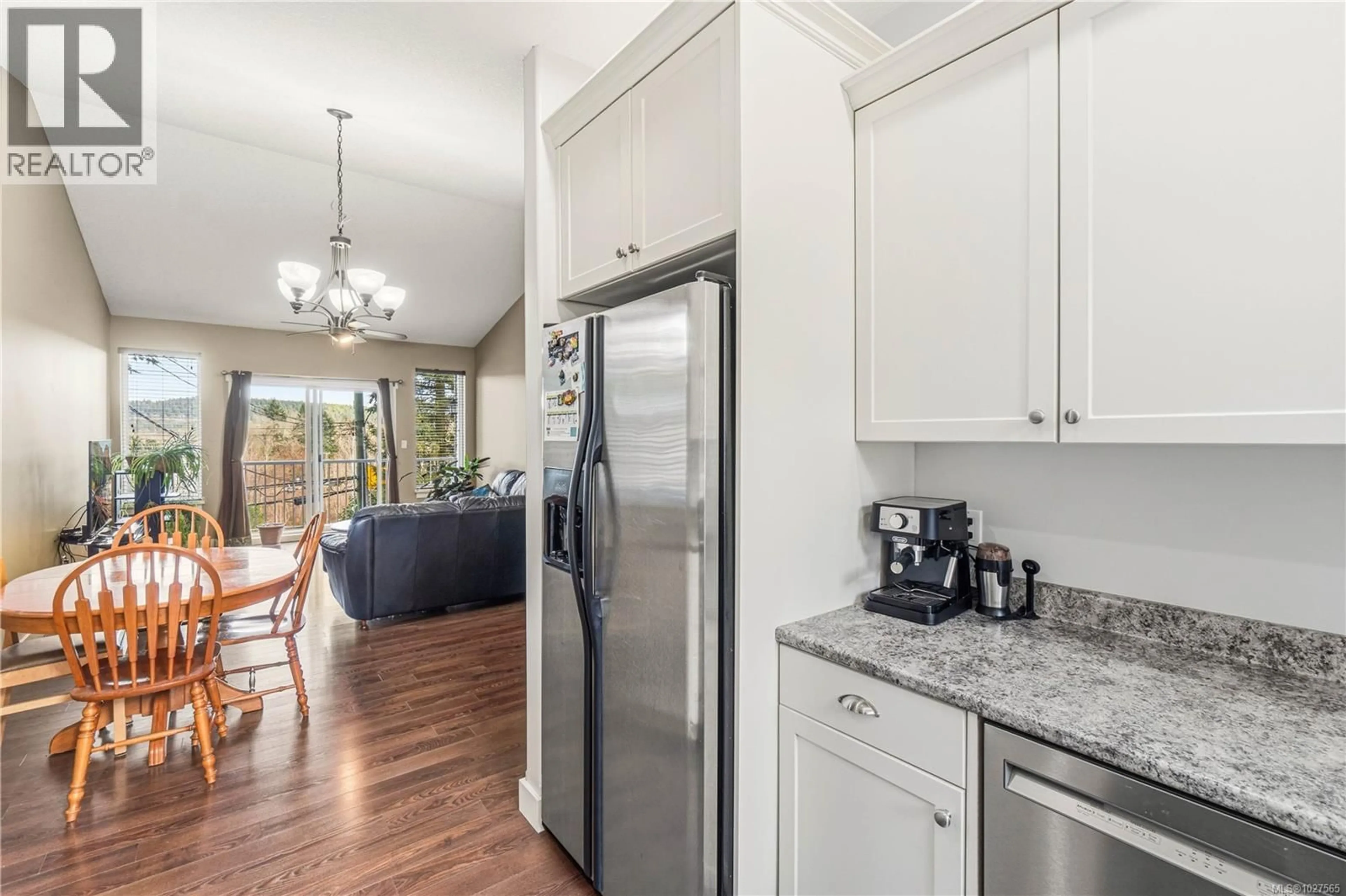 Open concept kitchen, ceramic/tile floor for 9 - 1129B 2ND AVENUE, Ladysmith British Columbia V9G1B3