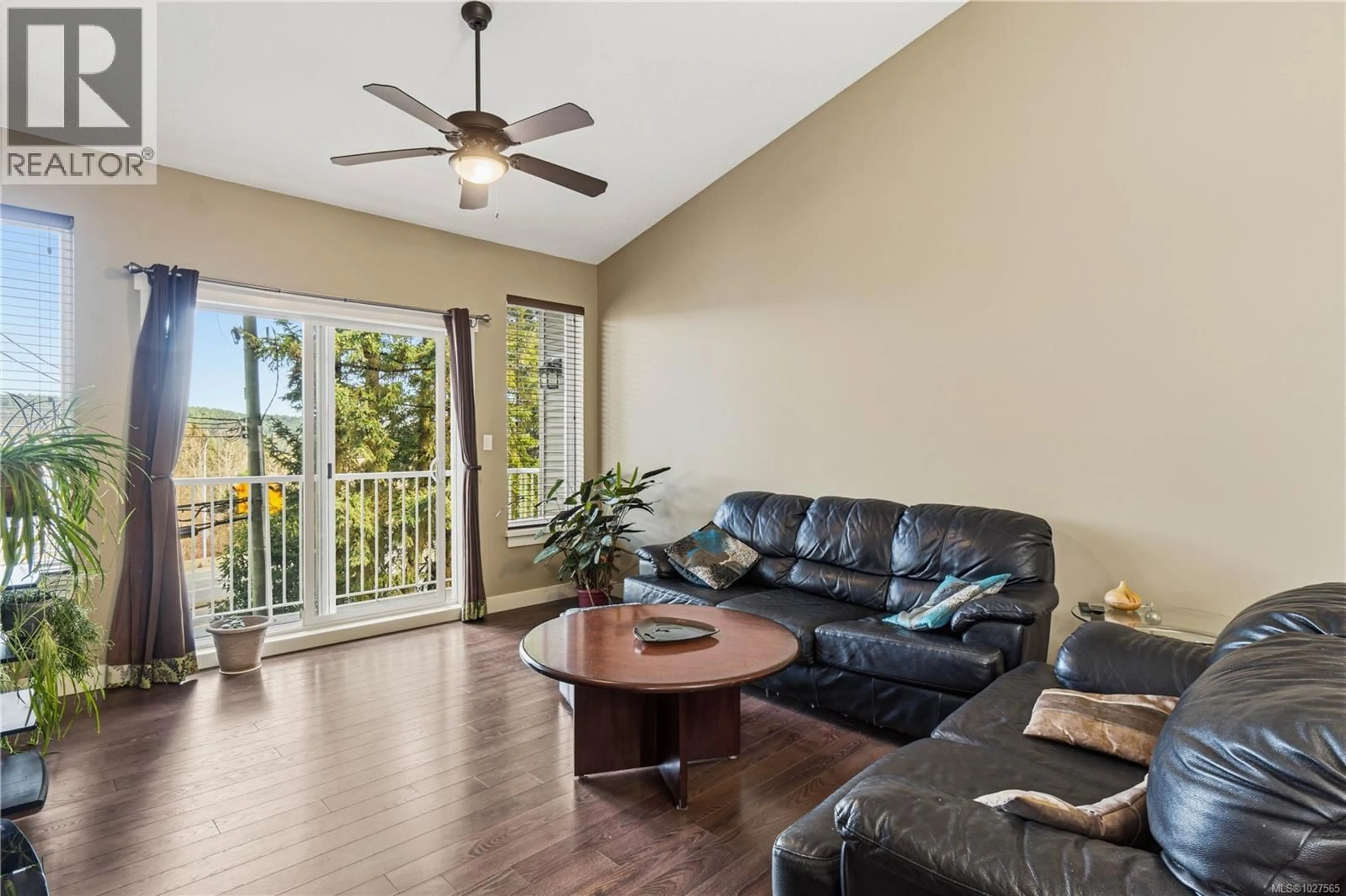 Living room with furniture, wood/laminate floor for 9 - 1129B 2ND AVENUE, Ladysmith British Columbia V9G1B3