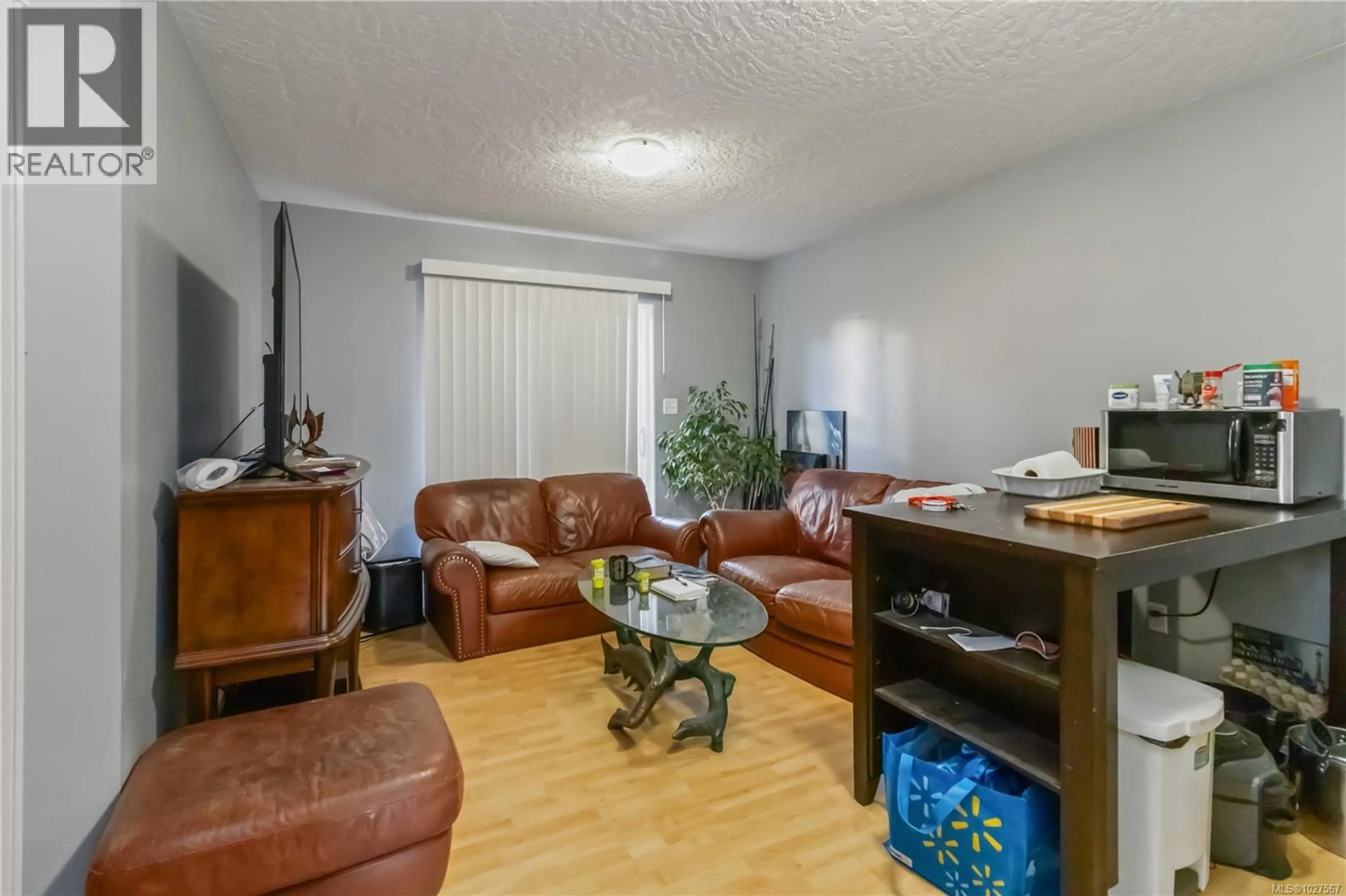 Living room with furniture, wood/laminate floor for 2562 WENTWICH ROAD, Langford British Columbia V9B3N4
