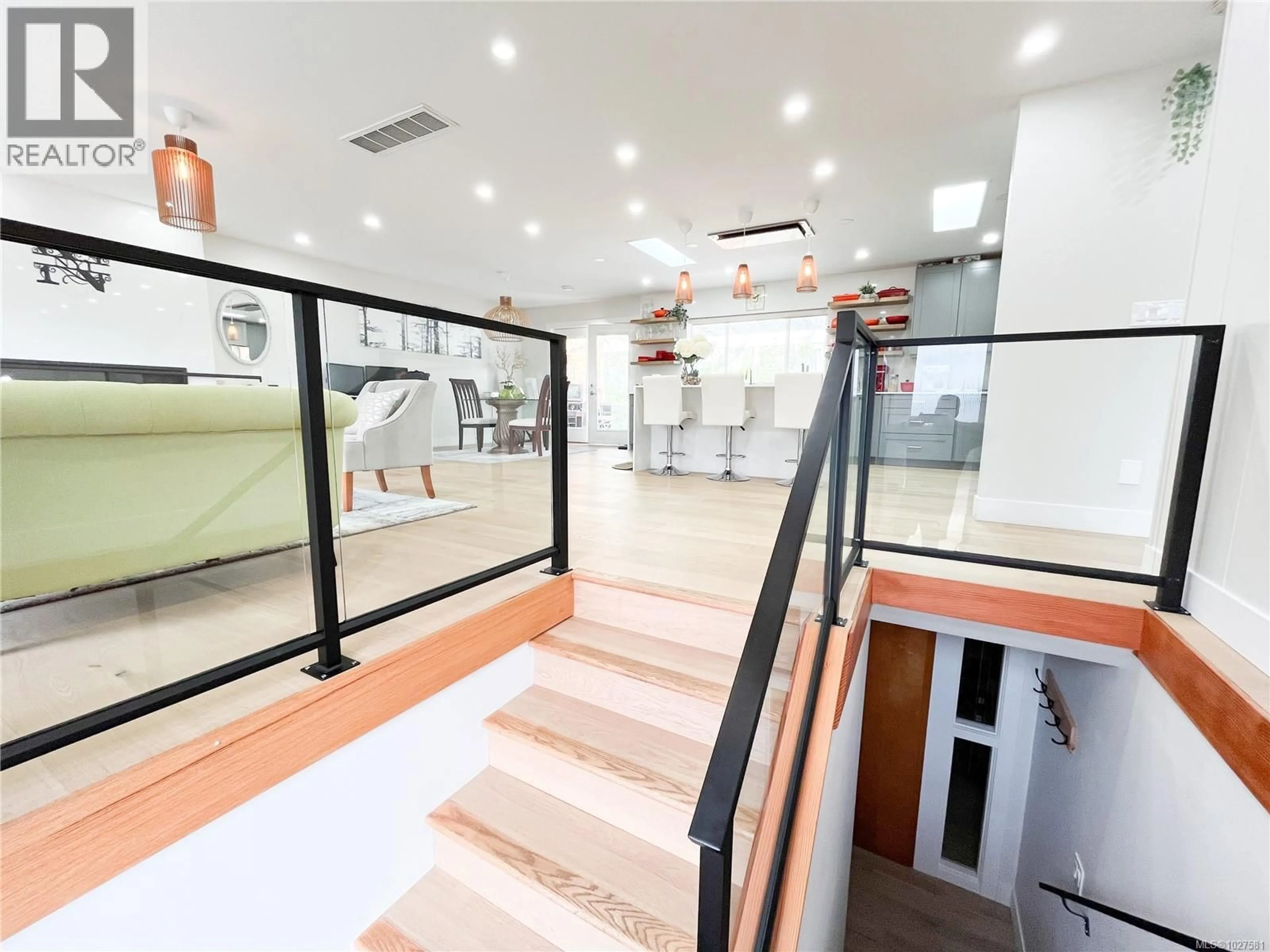 Indoor foyer for 3947 MORGAN STREET, Saanich British Columbia V8X1Z9