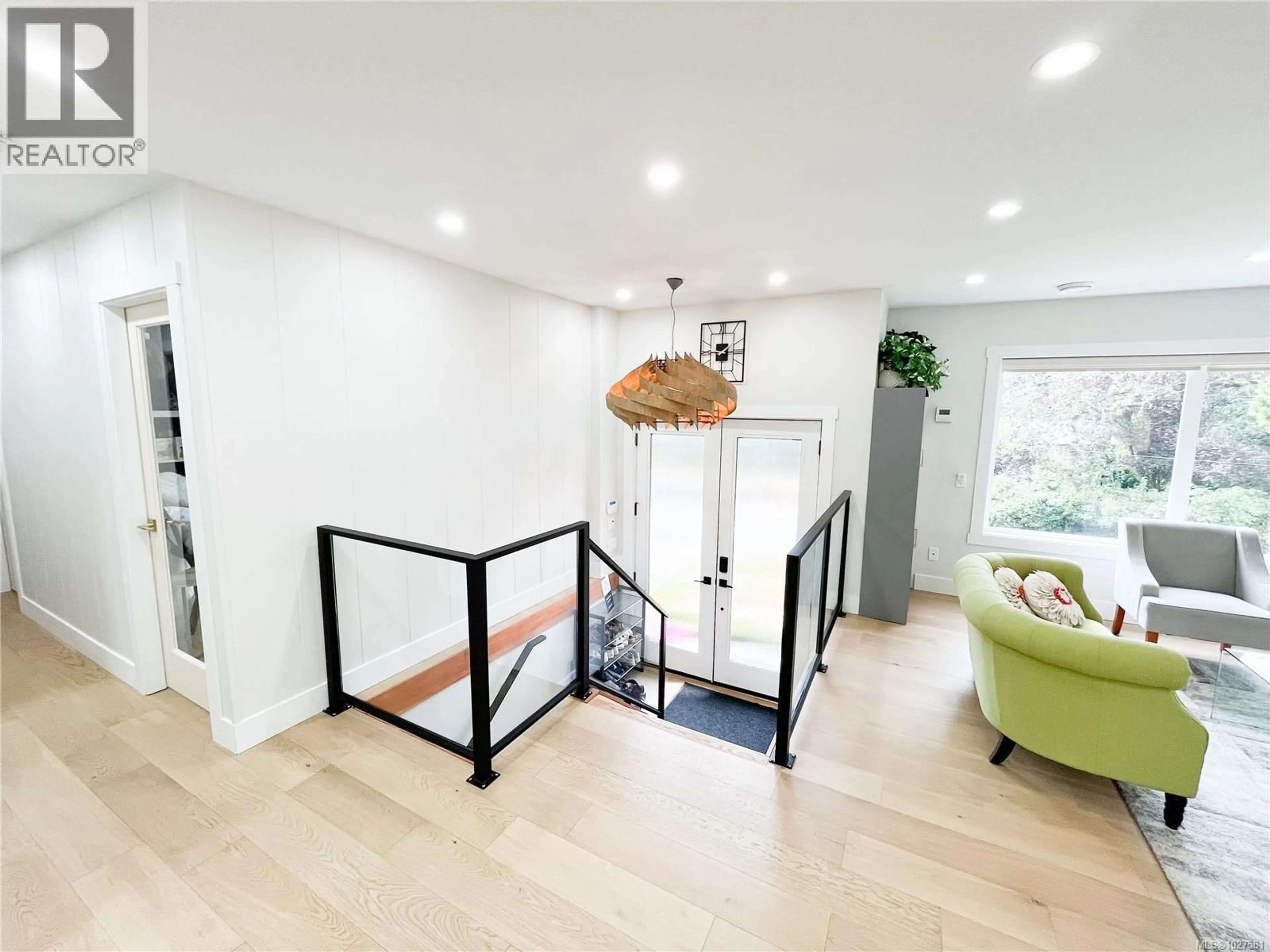 Indoor entryway for 3947 MORGAN STREET, Saanich British Columbia V8X1Z9