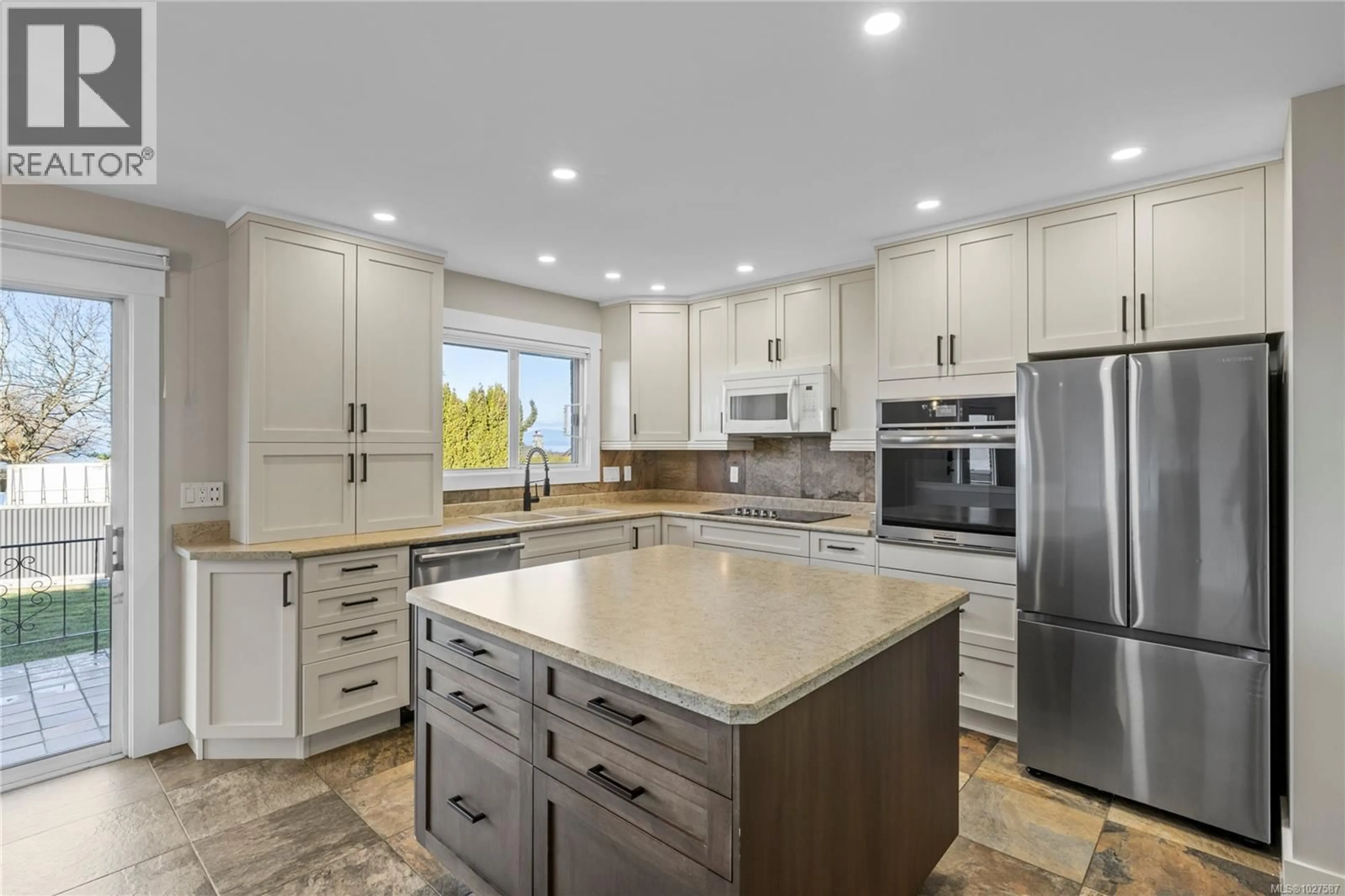 Open concept kitchen, ceramic/tile floor for 245 ELIZABETH AVENUE, Qualicum Beach British Columbia V9K1G8