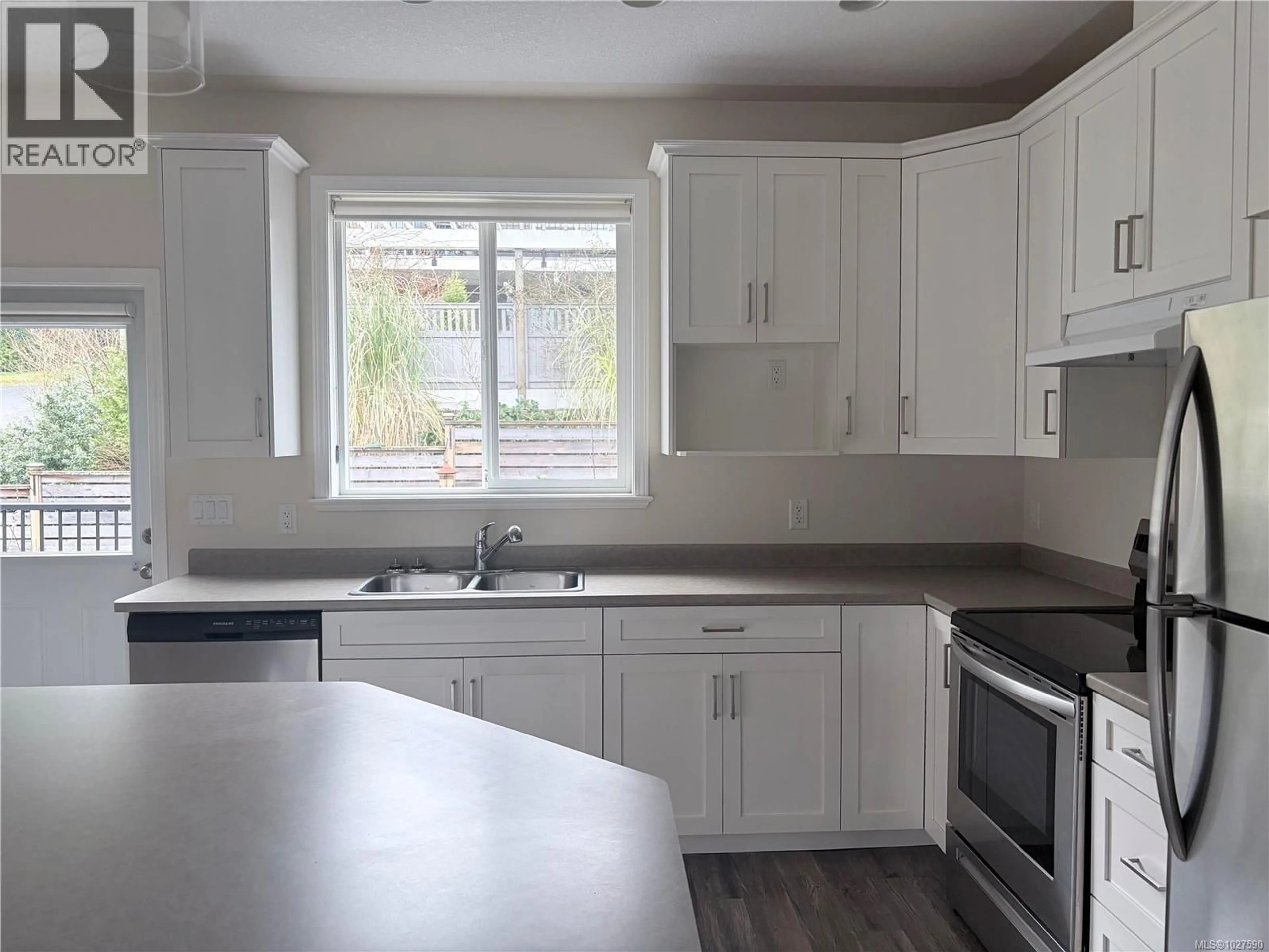 Standard kitchen, wood/laminate floor for 401 CAMBIE ROAD, Nanaimo British Columbia V9R0H7