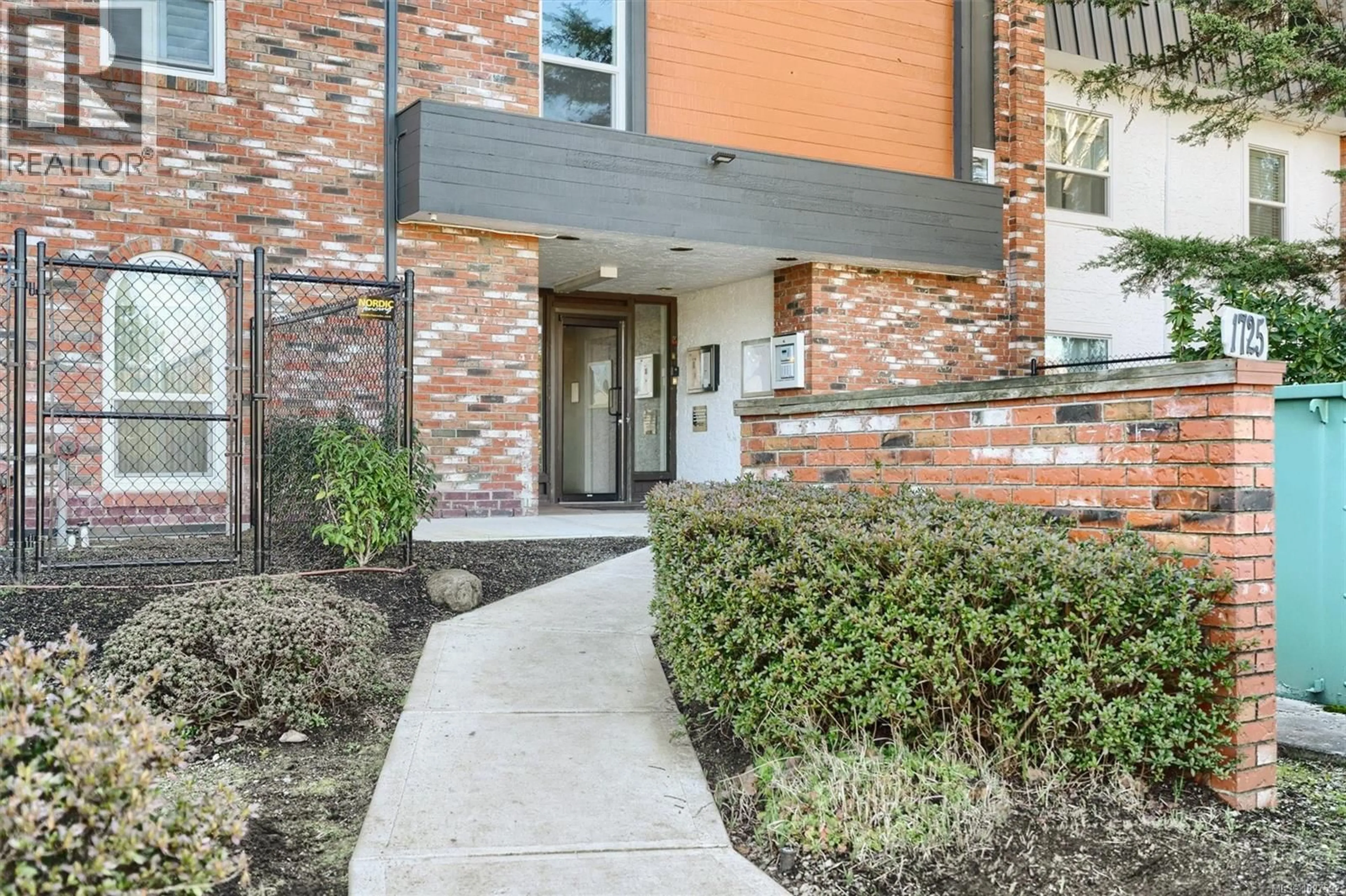 Unknown for 301 - 1725 CEDAR HILL CROSS ROAD, Saanich British Columbia V8P2P8