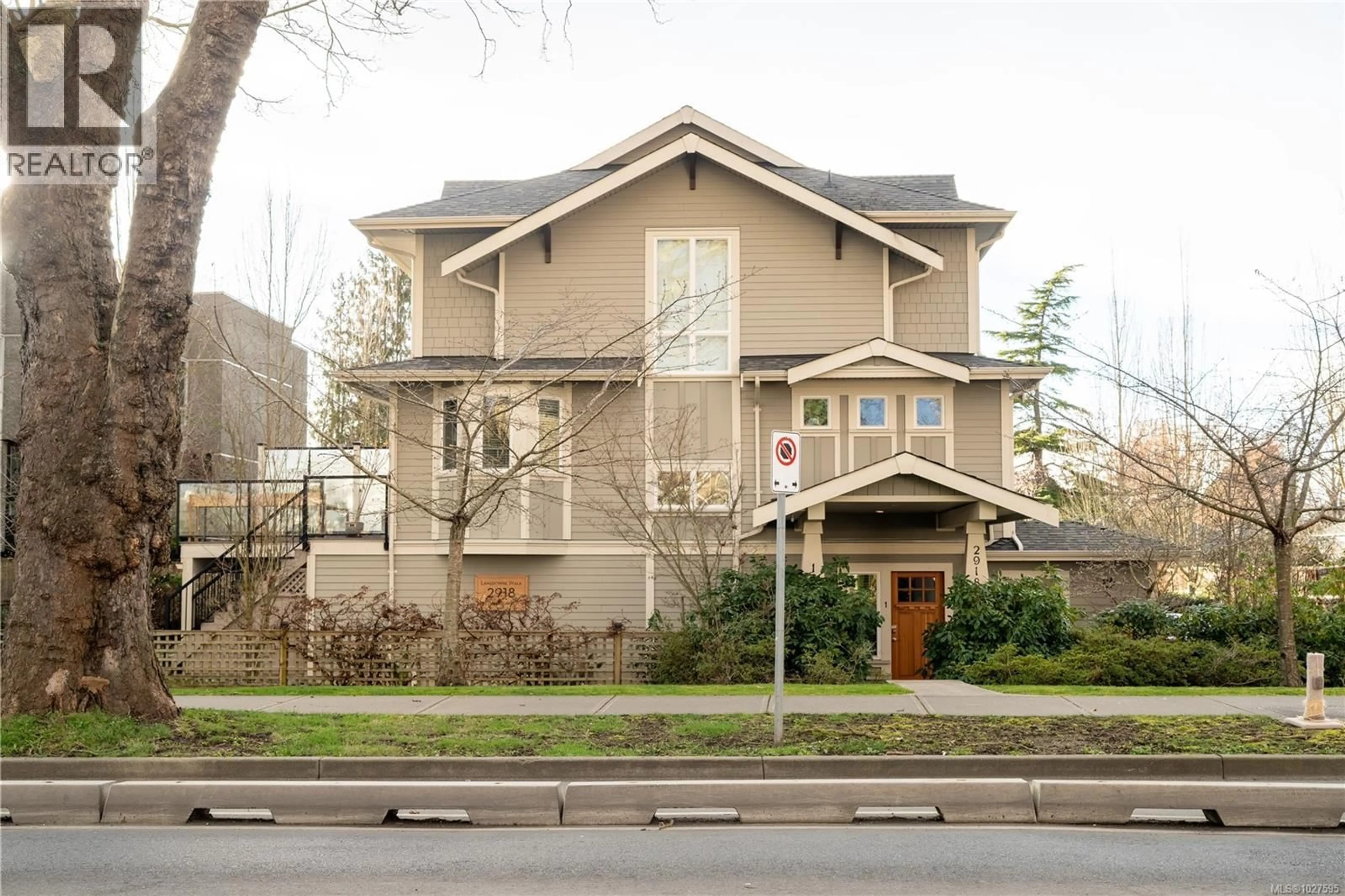 Home with vinyl exterior material, street for 1 - 2918 SHELBOURNE STREET, Victoria British Columbia V8R4M6