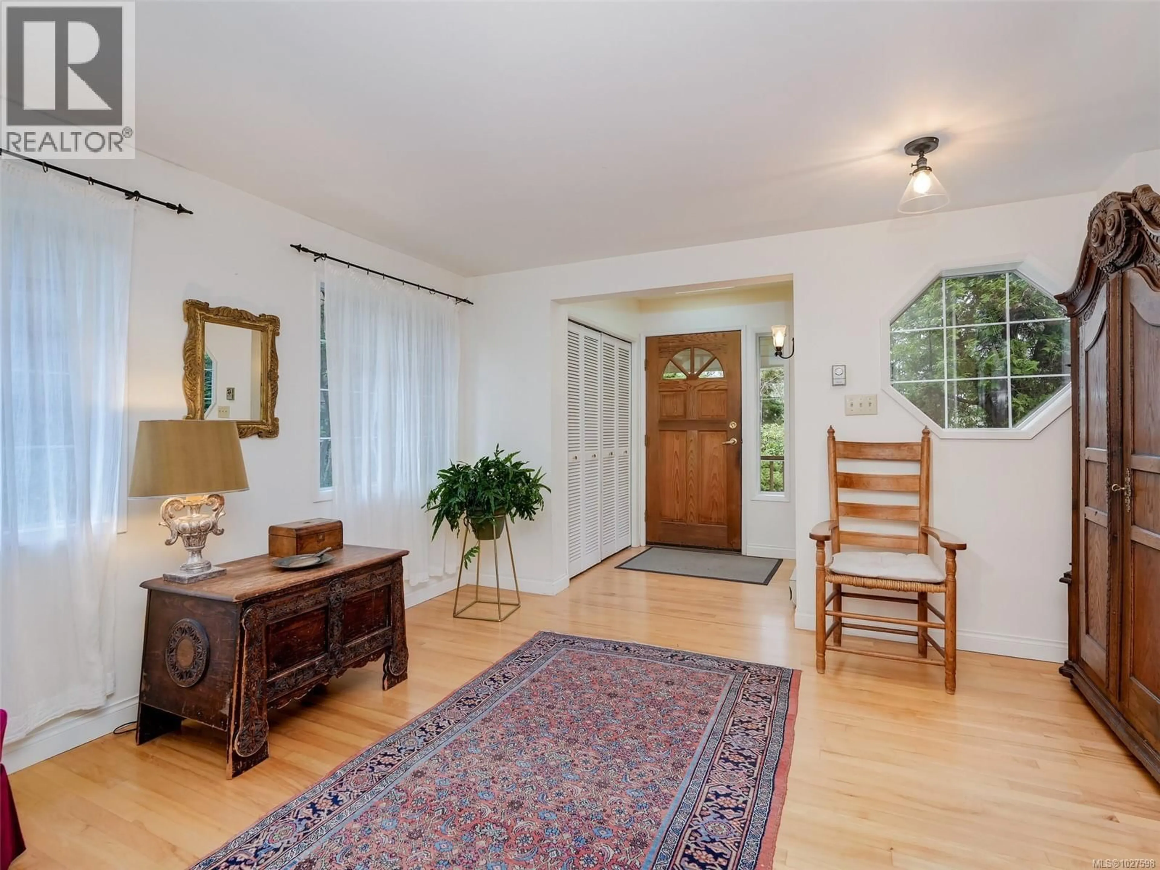 Indoor entryway for 3512 PLYMOUTH ROAD, Oak Bay British Columbia V8P4X4