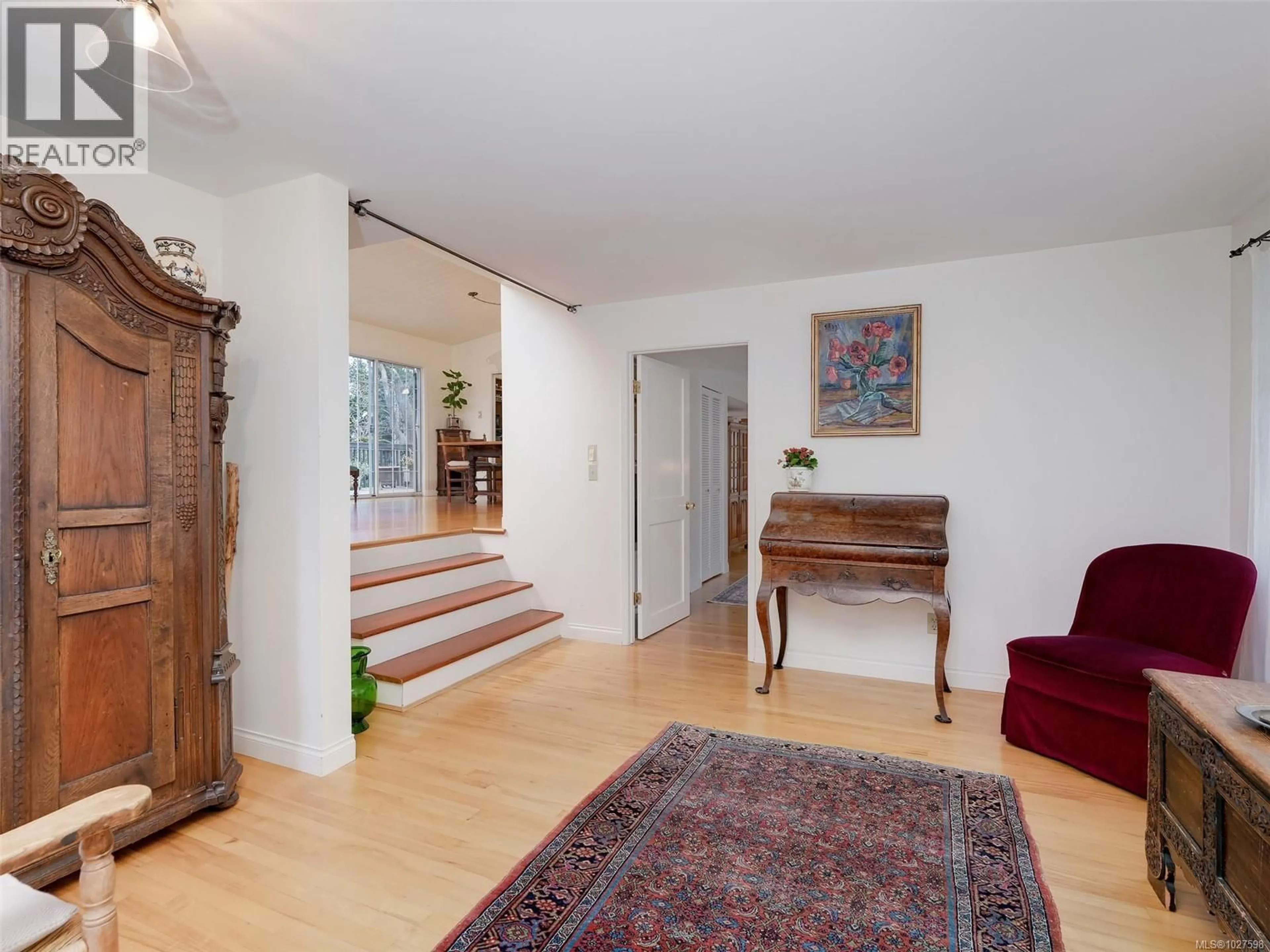 Indoor foyer for 3512 PLYMOUTH ROAD, Oak Bay British Columbia V8P4X4