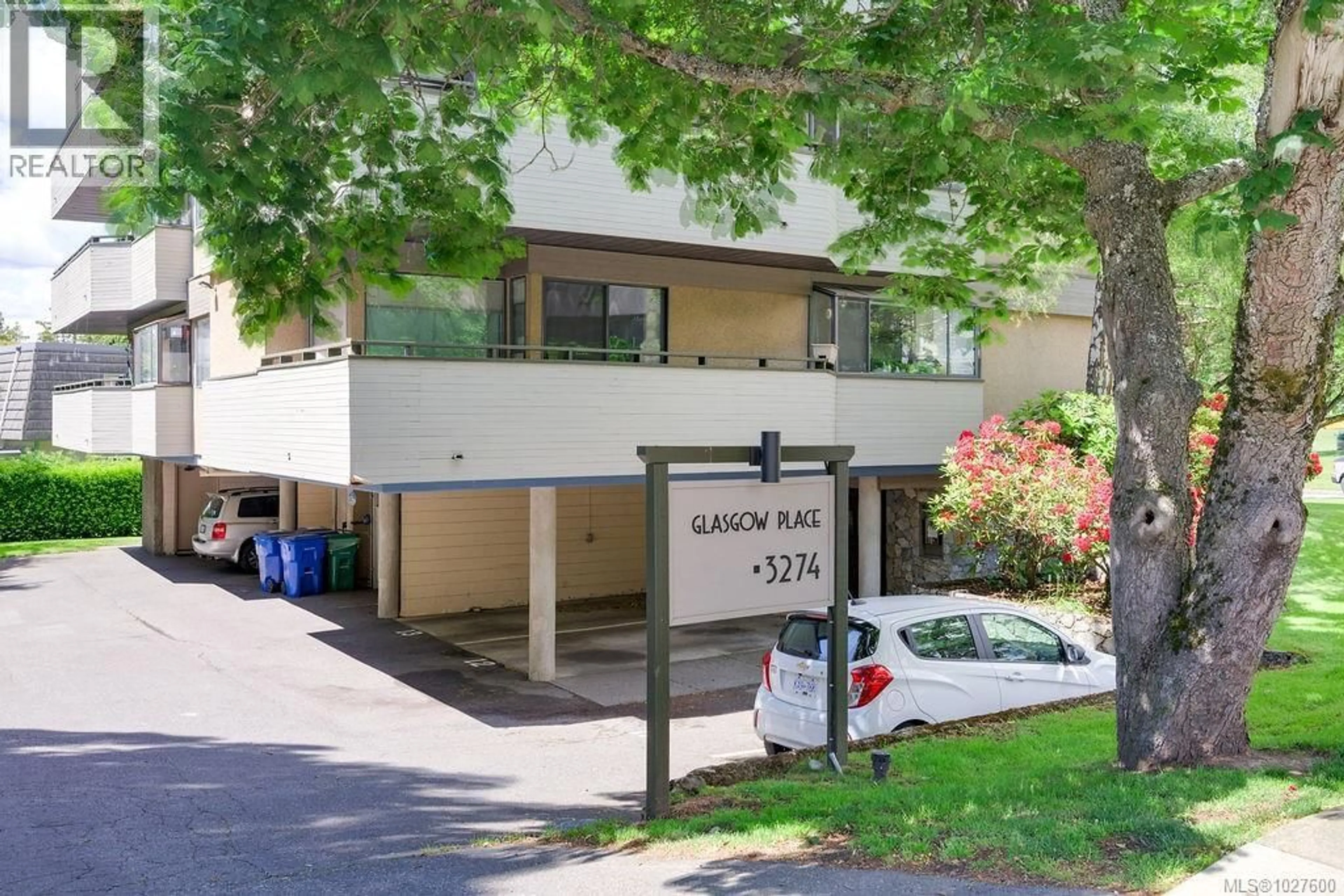 Indoor foyer for 402 - 3274 GLASGOW AVENUE, Saanich British Columbia V8X1M2