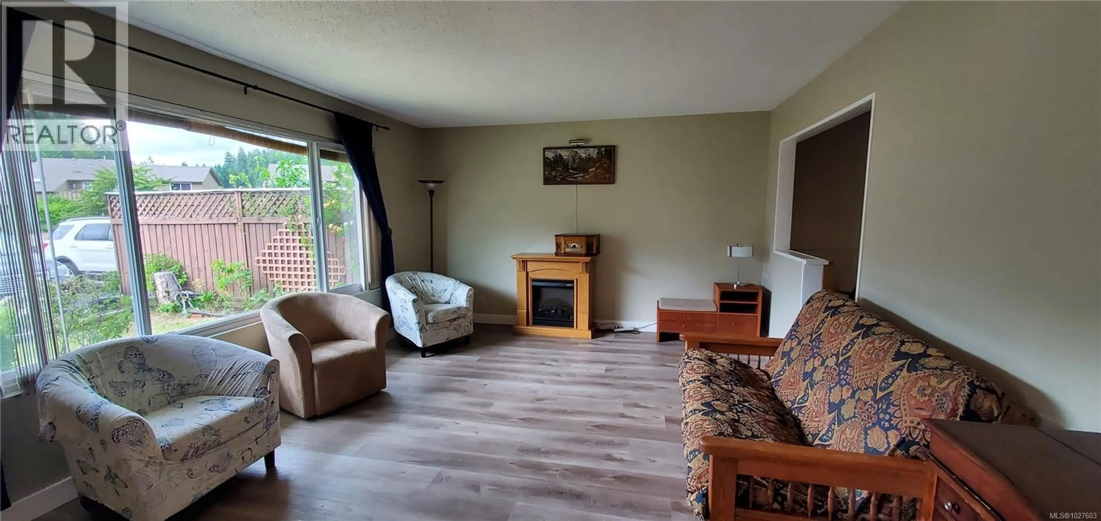 Living room with furniture, wood/laminate floor for 46 - 500 MUCHALAT PLACE, Gold River British Columbia V0P1G0