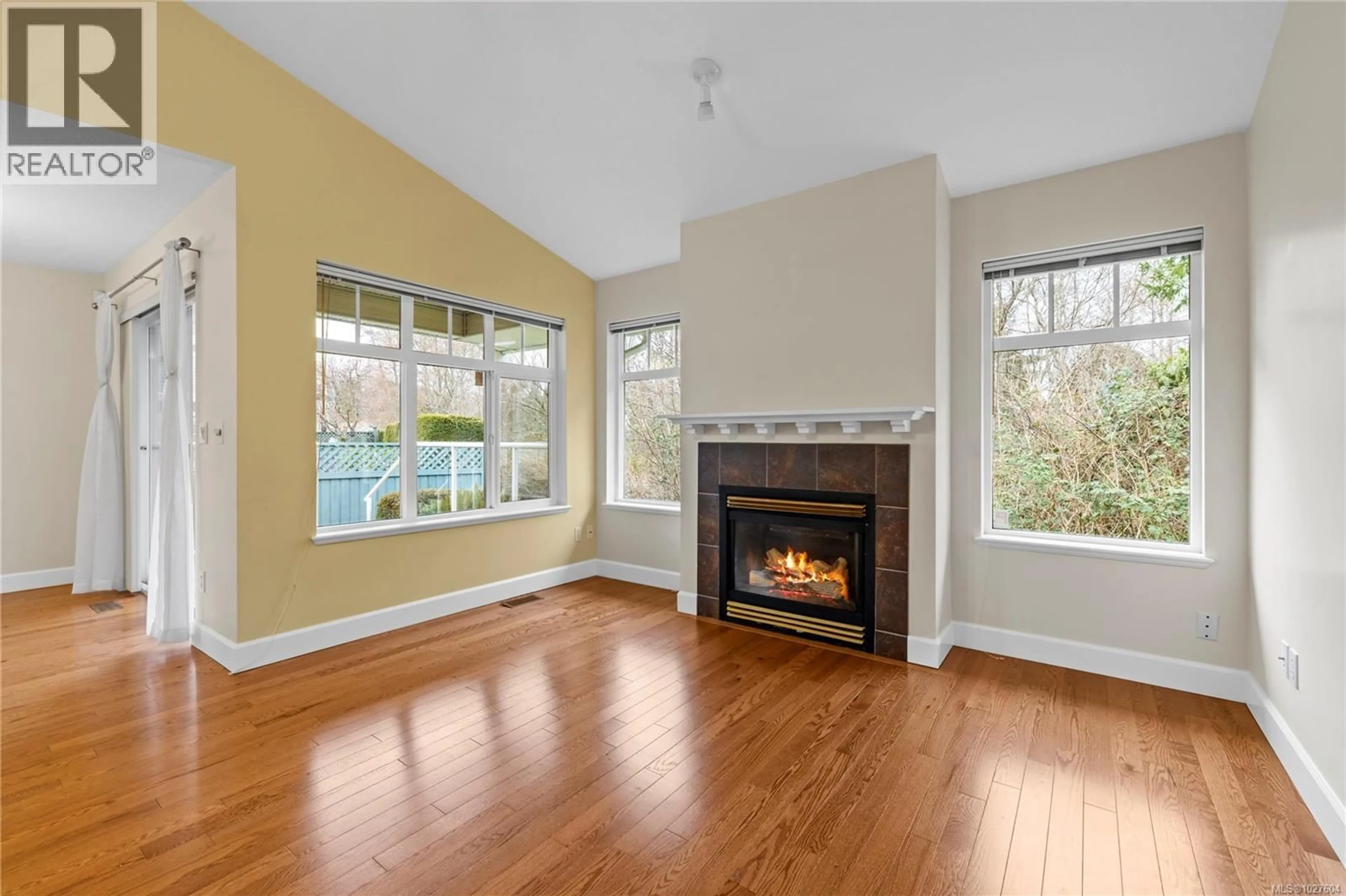 Living room with furniture, wood/laminate floor for 6146 BELLFLOWER WAY, Nanaimo British Columbia V9T6L2