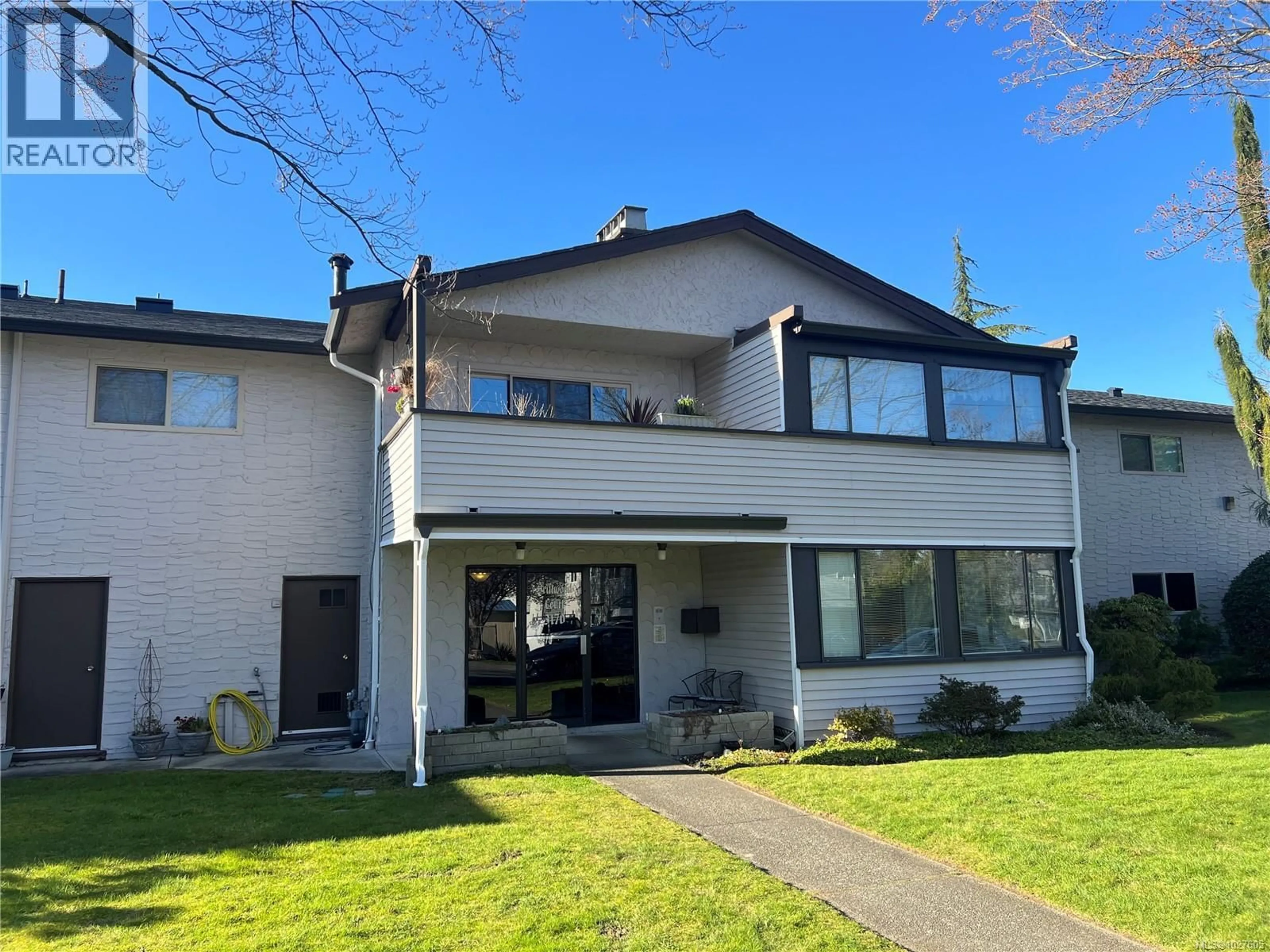 Home with vinyl exterior material, street for 404 - 3170 IRMA STREET SOUTH, Victoria British Columbia V9A1S8