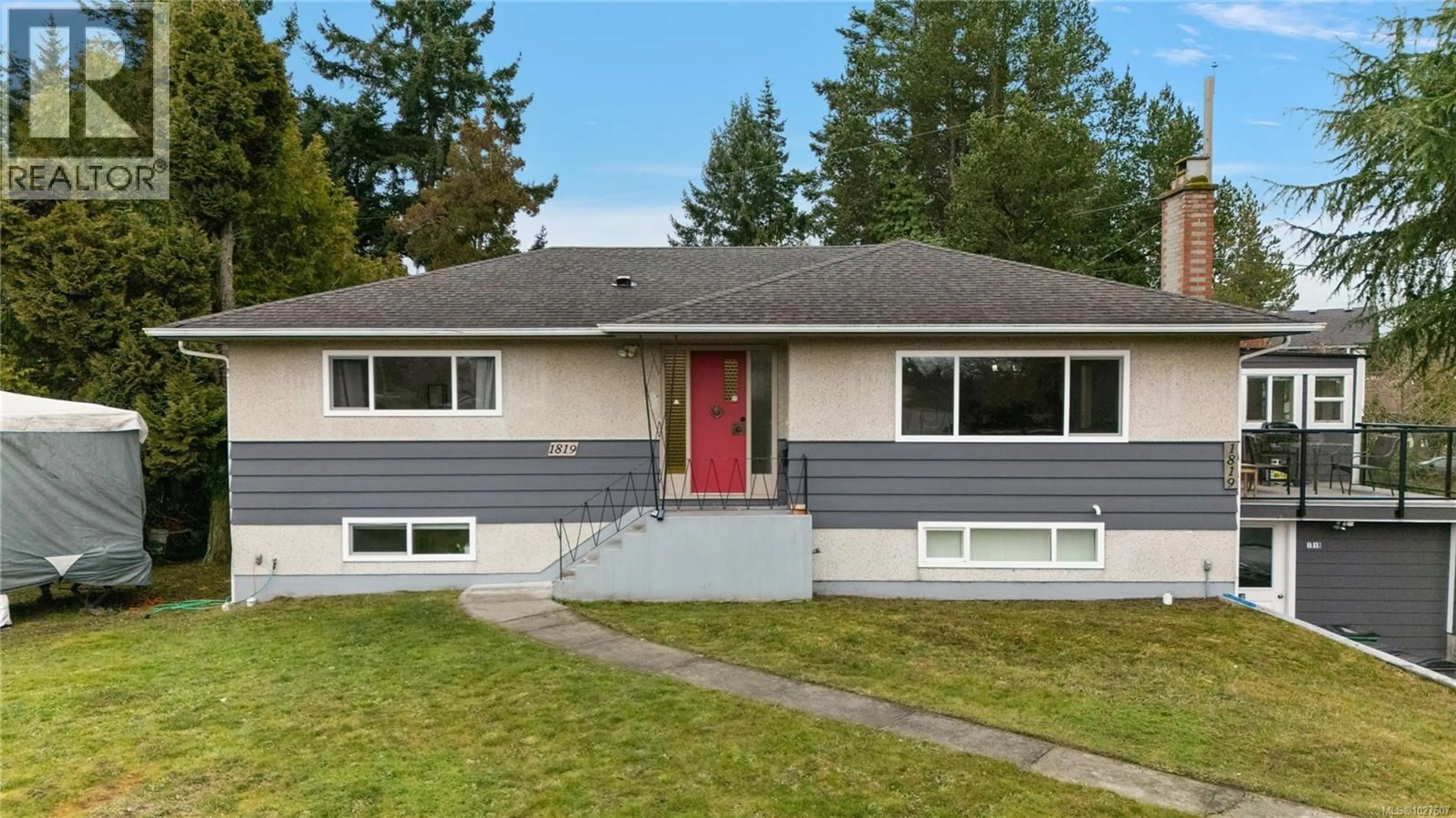 Home with vinyl exterior material, street for 1819 DUNNETT CRESCENT, Saanich British Columbia V8N2P4