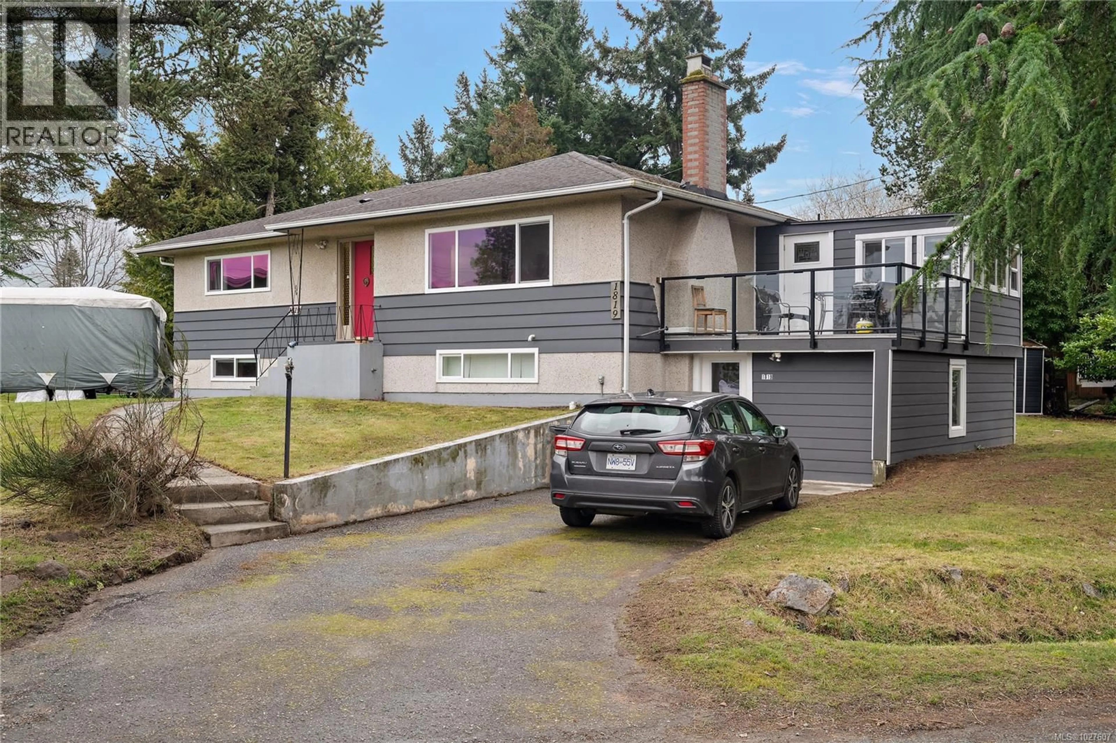 Home with vinyl exterior material, street for 1819 DUNNETT CRESCENT, Saanich British Columbia V8N2P4