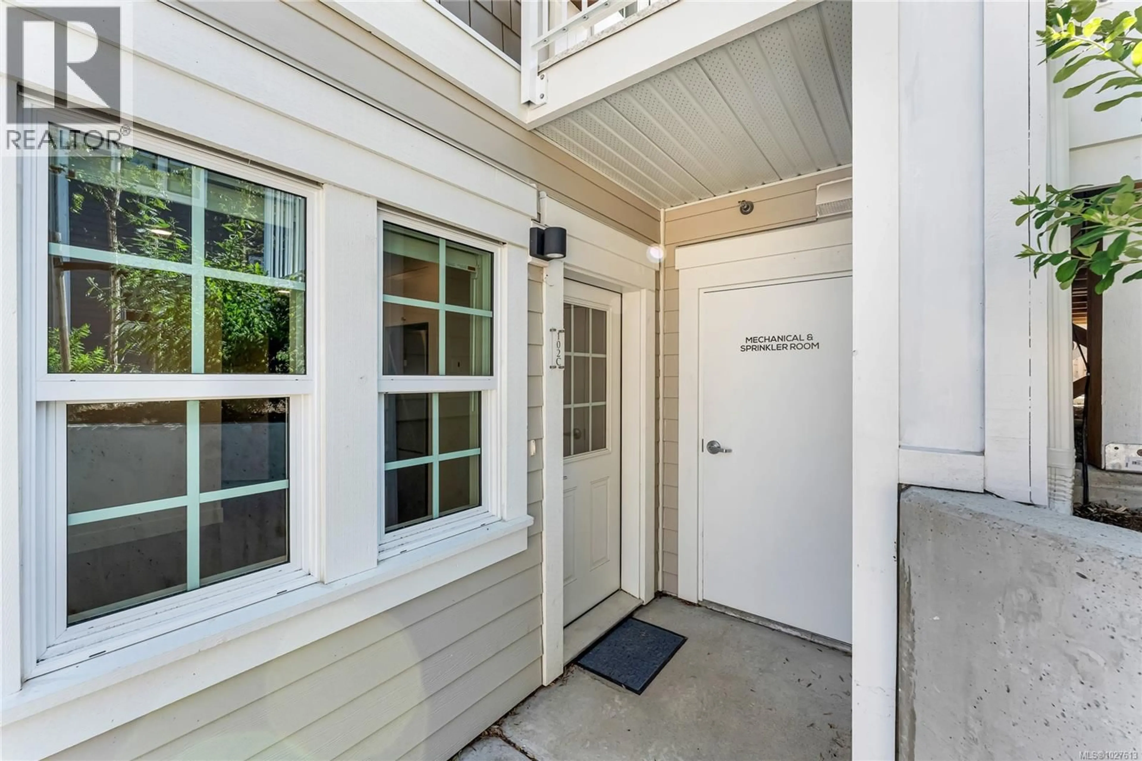 Indoor entryway for 102 C - 1224 RICHARDSON STREET, Victoria British Columbia V8V3E1