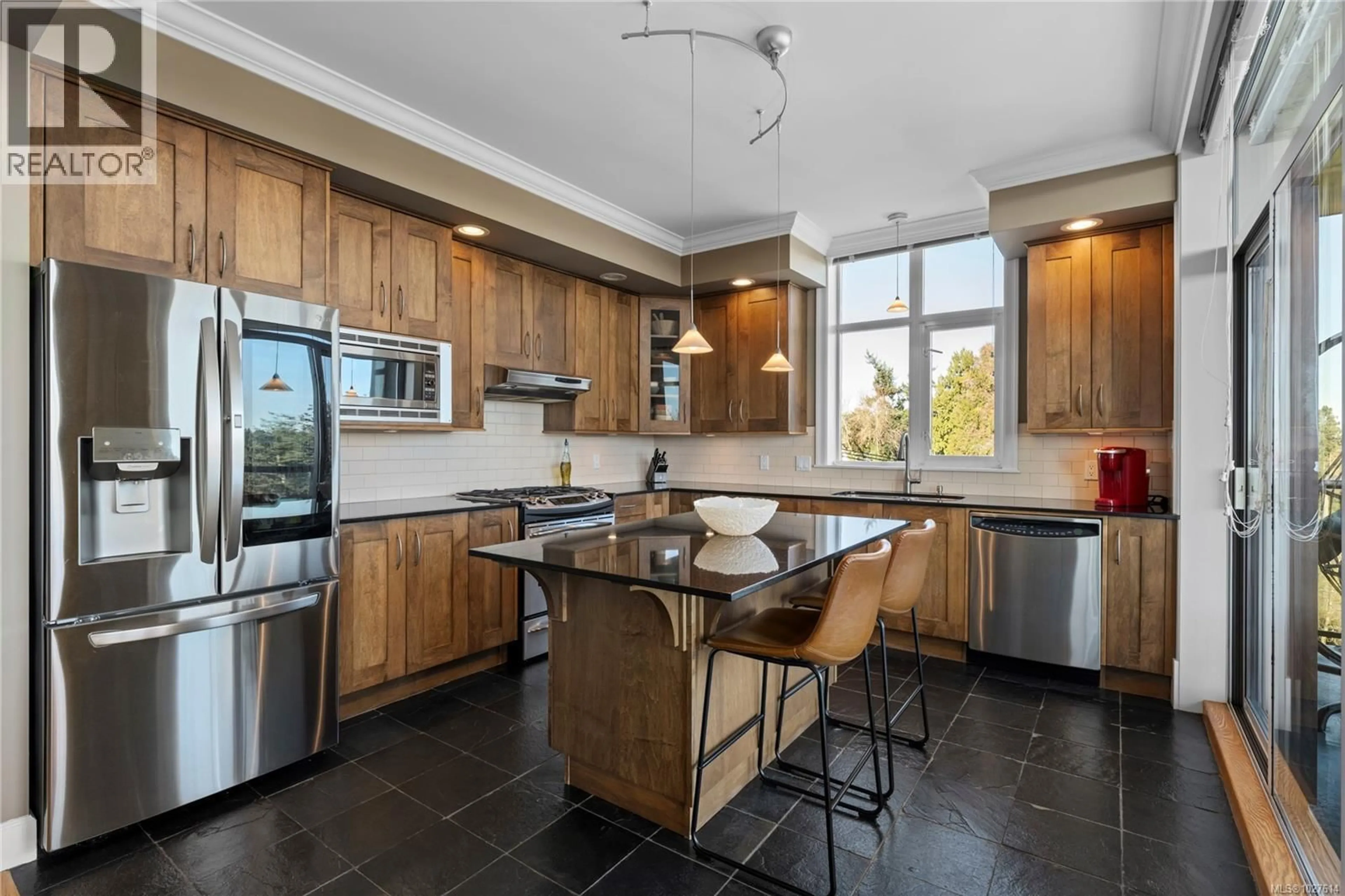 Open concept kitchen, ceramic/tile floor for 401 - 225 ROSEHILL STREET, Nanaimo British Columbia V9S1E1