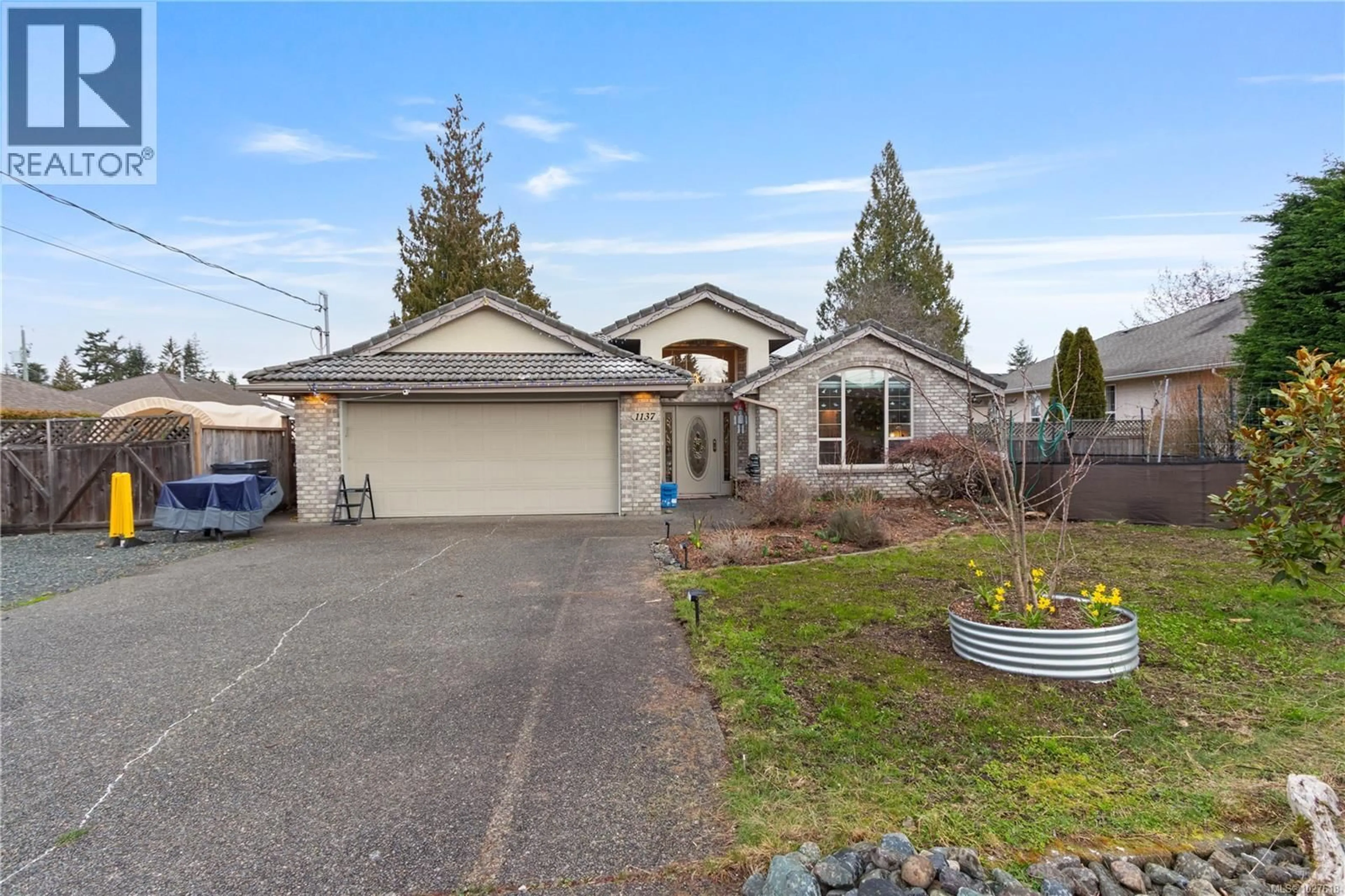 A pic from outside/outdoor area/front of a property/back of a property/a pic from drone, street for 1137 YELLOWBRICK ROAD, Parksville British Columbia V9P1K4