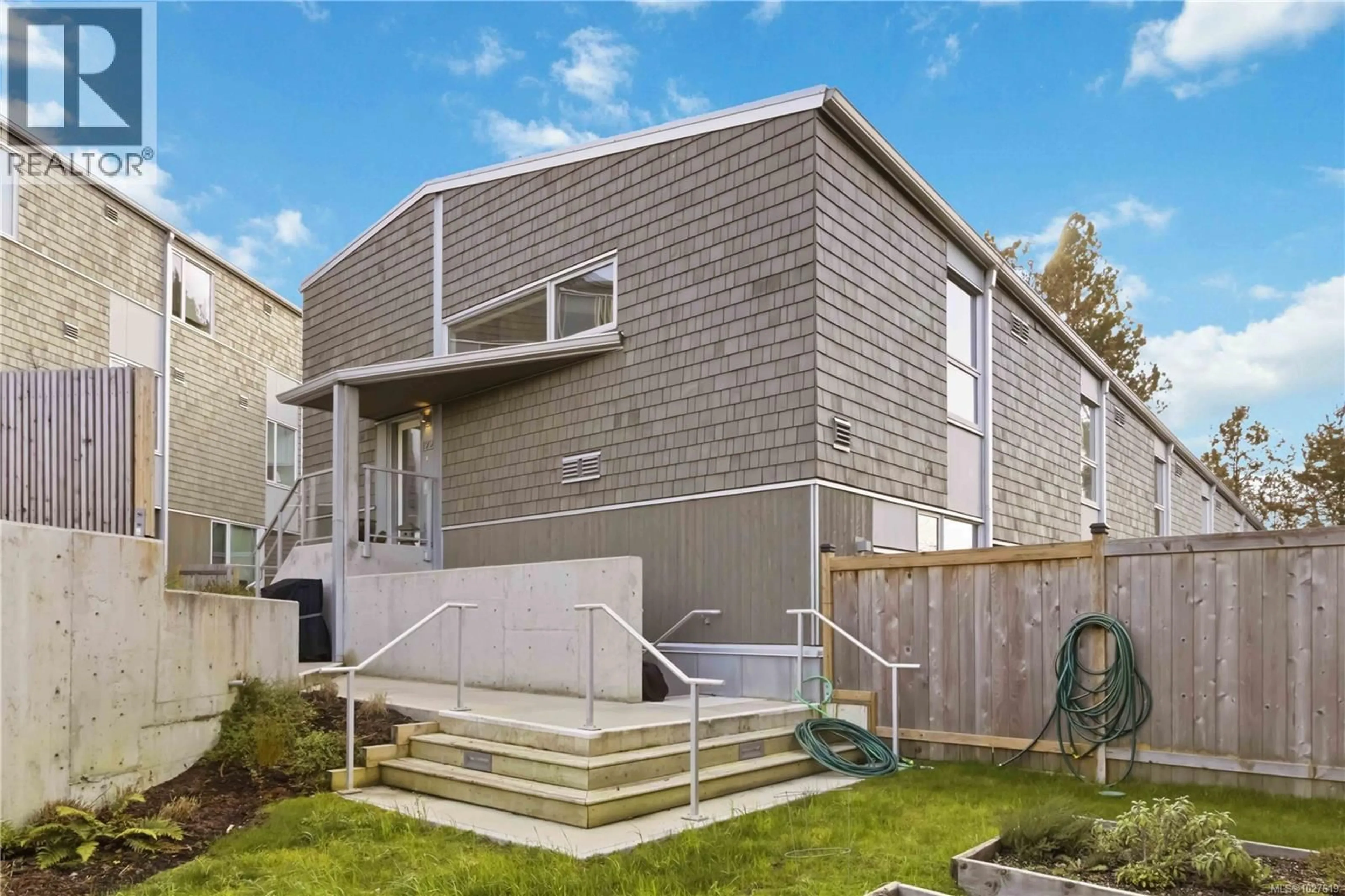 Home with vinyl exterior material, street for 122 - 1720 FAIRFIELD ROAD, Victoria British Columbia V8S1G3