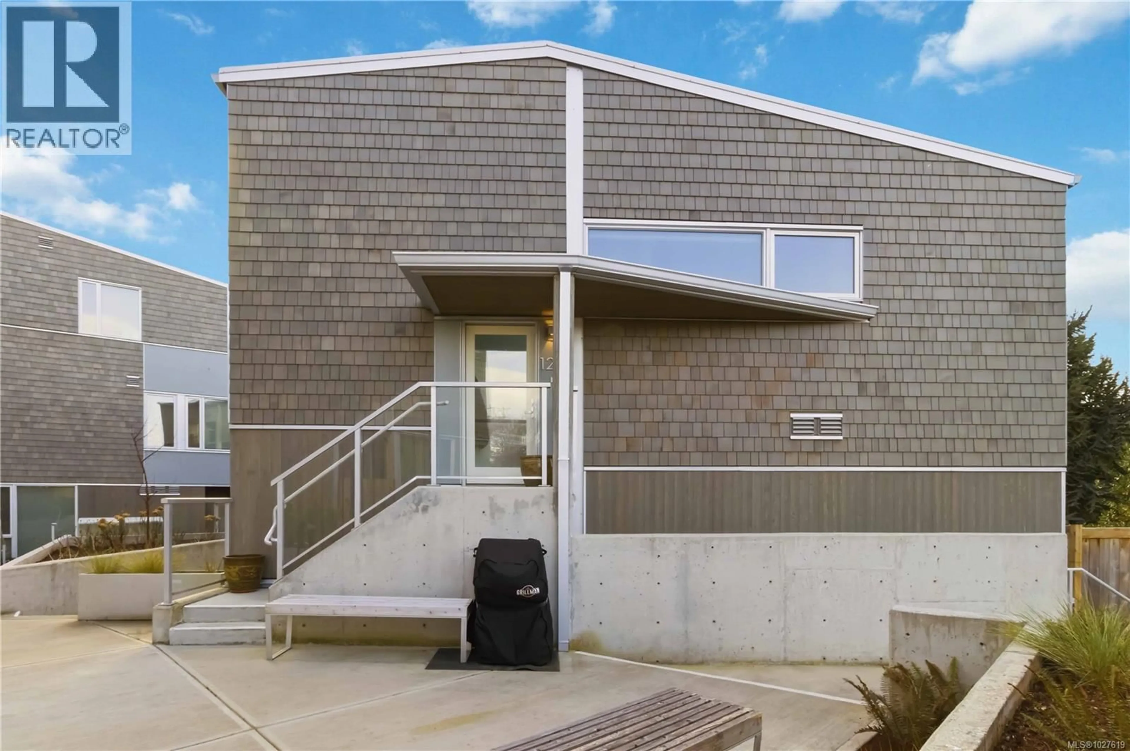 Home with vinyl exterior material, building for 122 - 1720 FAIRFIELD ROAD, Victoria British Columbia V8S1G3