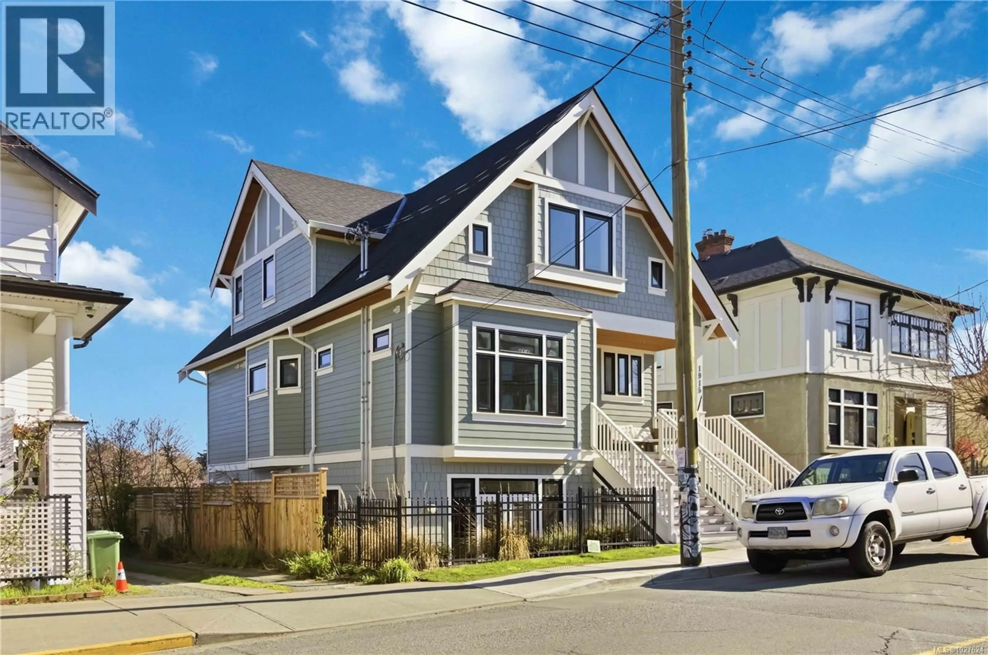 Home with vinyl exterior material, street for 3 - 1915 FERNWOOD ROAD, Victoria British Columbia V8T2Y6