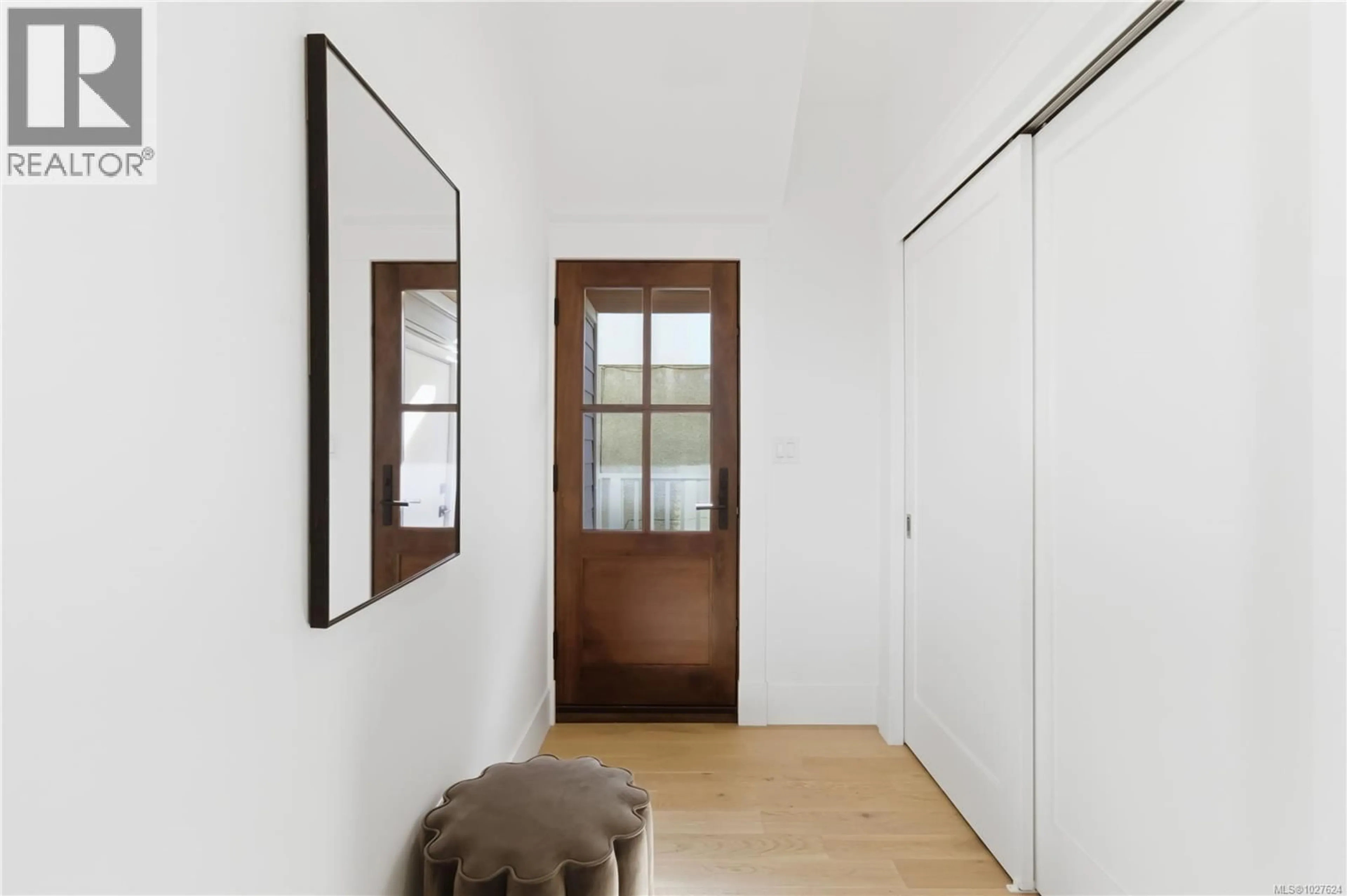 Indoor entryway for 3 - 1915 FERNWOOD ROAD, Victoria British Columbia V8T2Y6