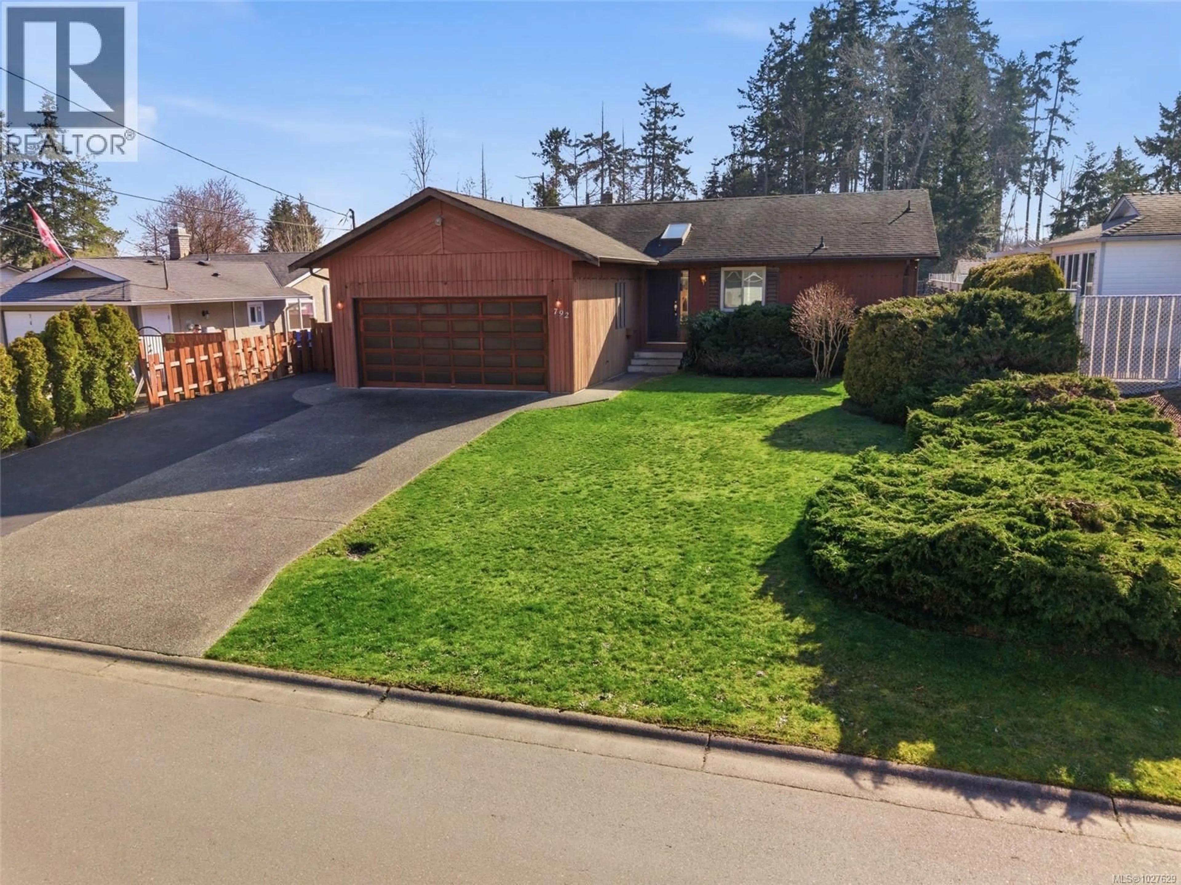 A pic from outside/outdoor area/front of a property/back of a property/a pic from drone, street for 792 DAFFODIL STREET, Parksville British Columbia V9P1E3