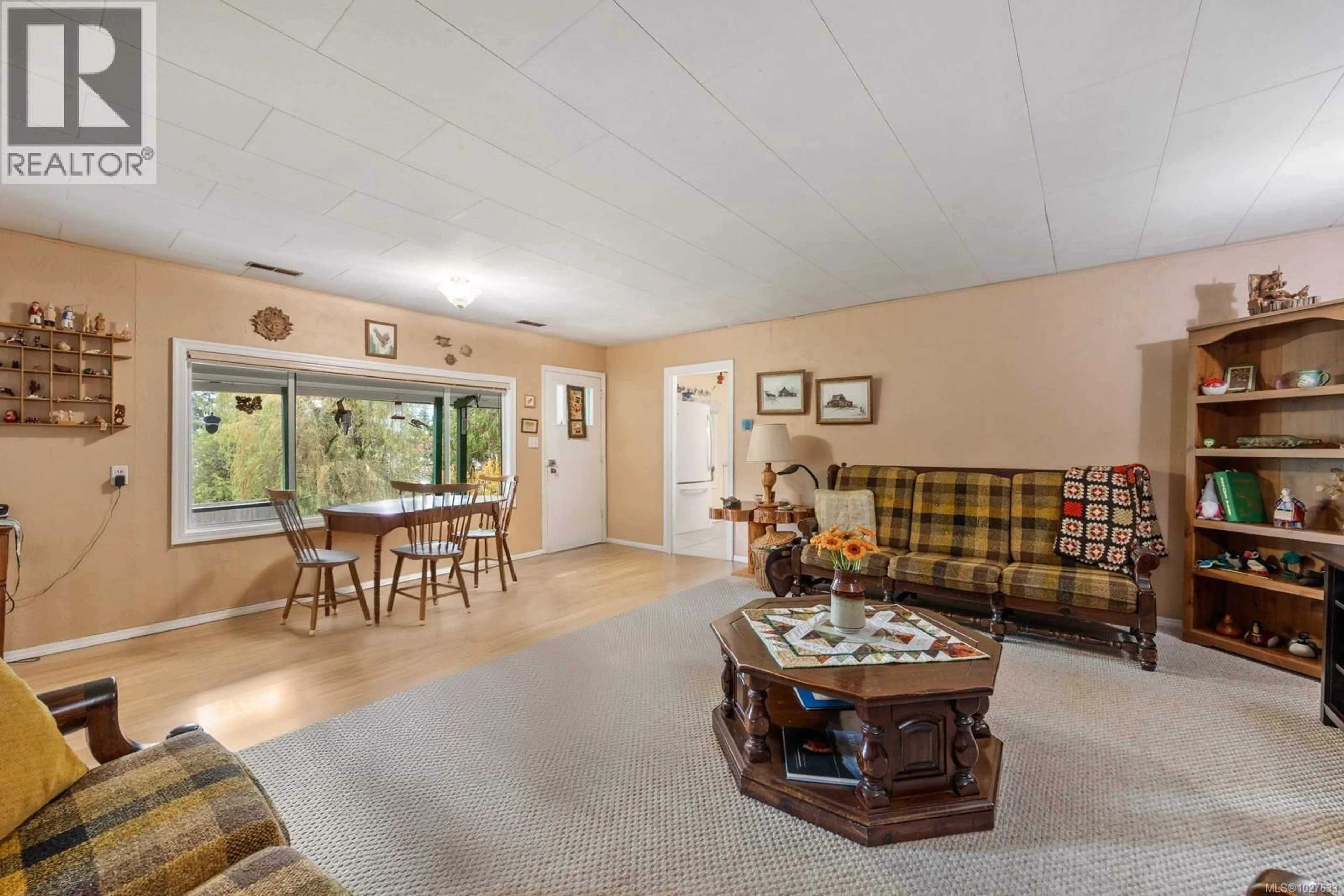 Living room with furniture, unknown for 3296 DENMAN ROAD, Denman Island British Columbia V0R1T0