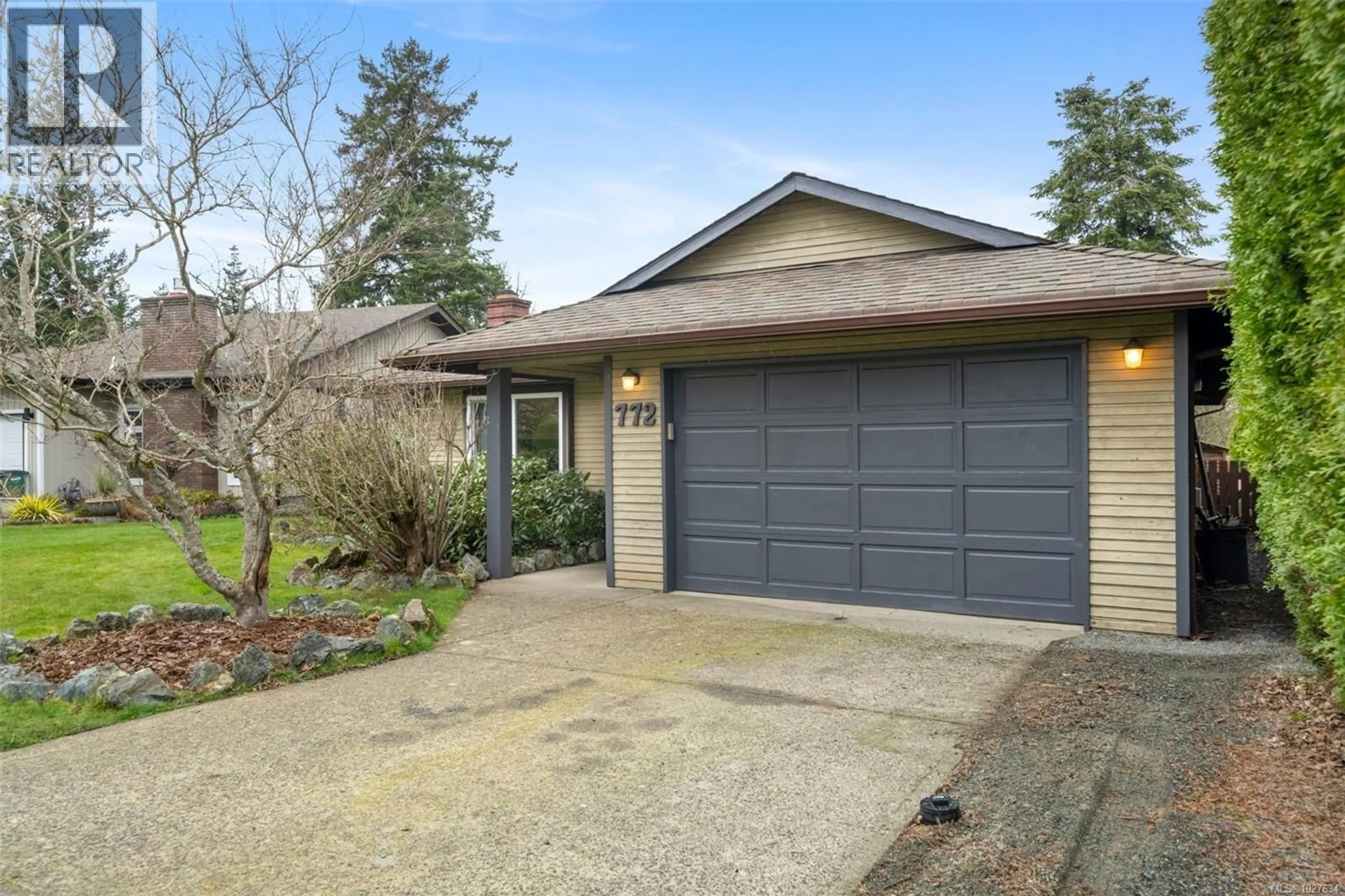 Home with vinyl exterior material, street for 772 MAPLETON PLACE, Saanich British Columbia V8Z6W2