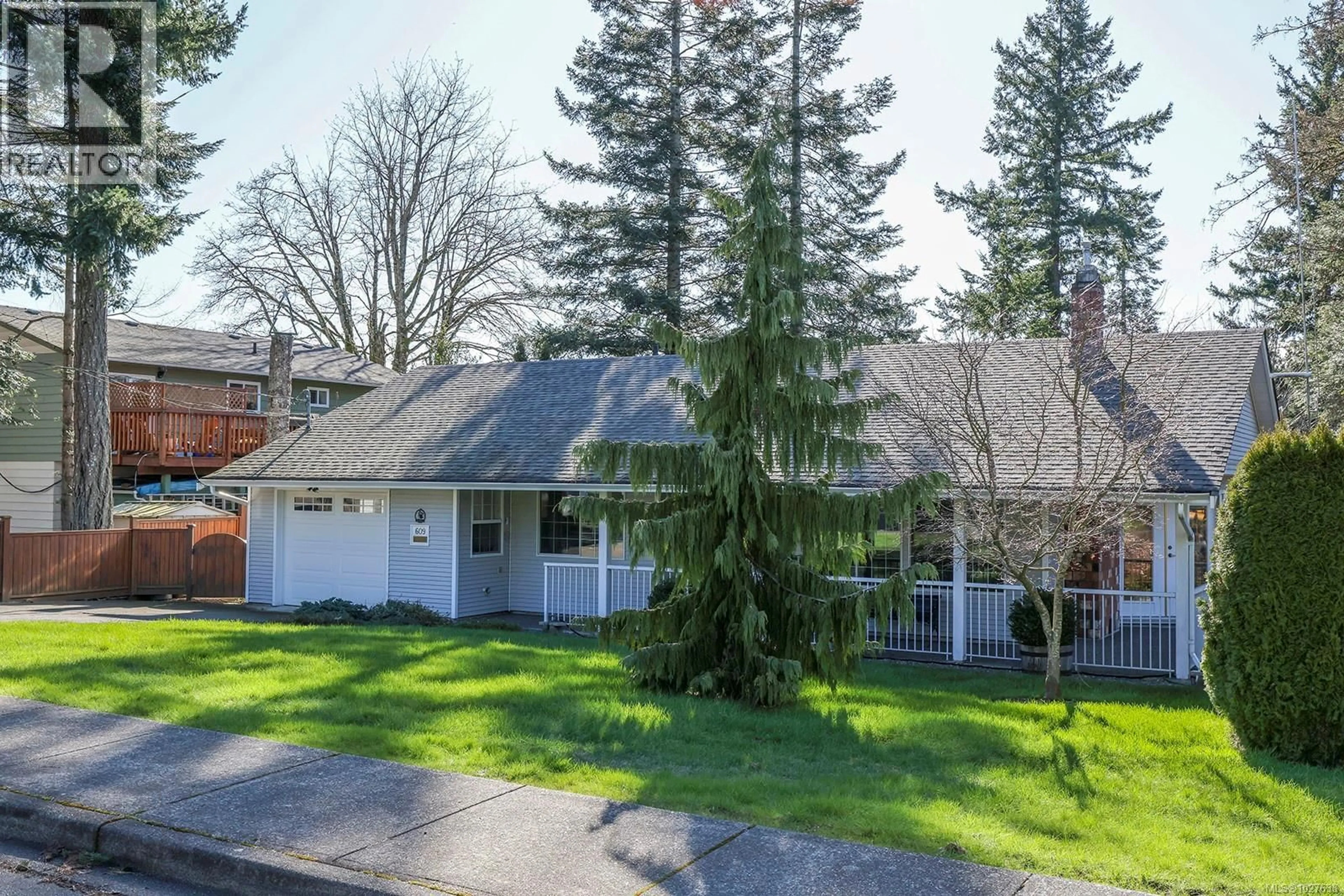 A pic from outside/outdoor area/front of a property/back of a property/a pic from drone, street for 609 TOTEM CRESCENT, Comox British Columbia V9M3J8