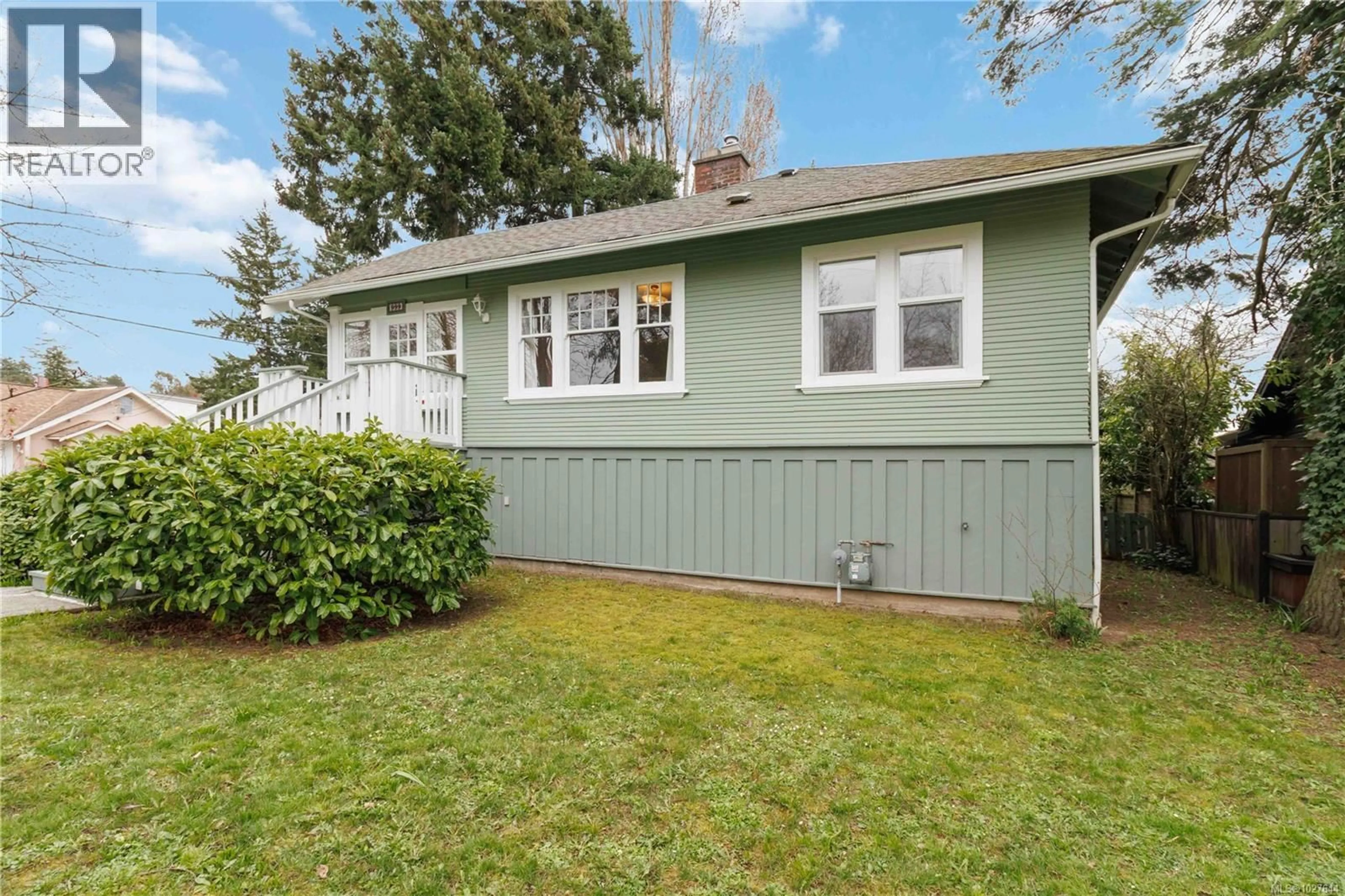 Home with vinyl exterior material, street for 999 DARWIN AVENUE, Saanich British Columbia V8X2X8