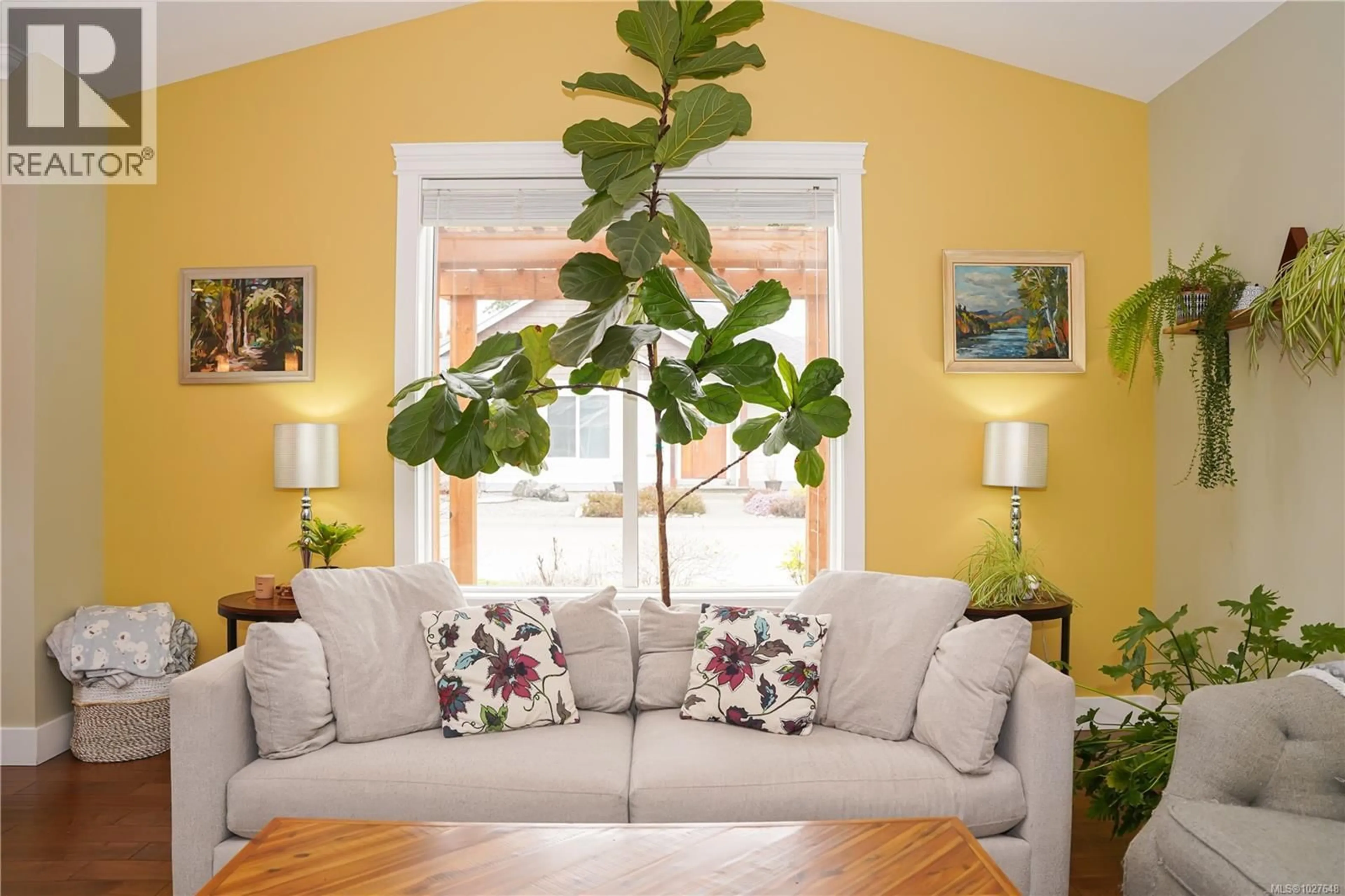 Living room with furniture, wood/laminate floor for 3039 KEYSTONE DRIVE, Duncan British Columbia V9L0E1
