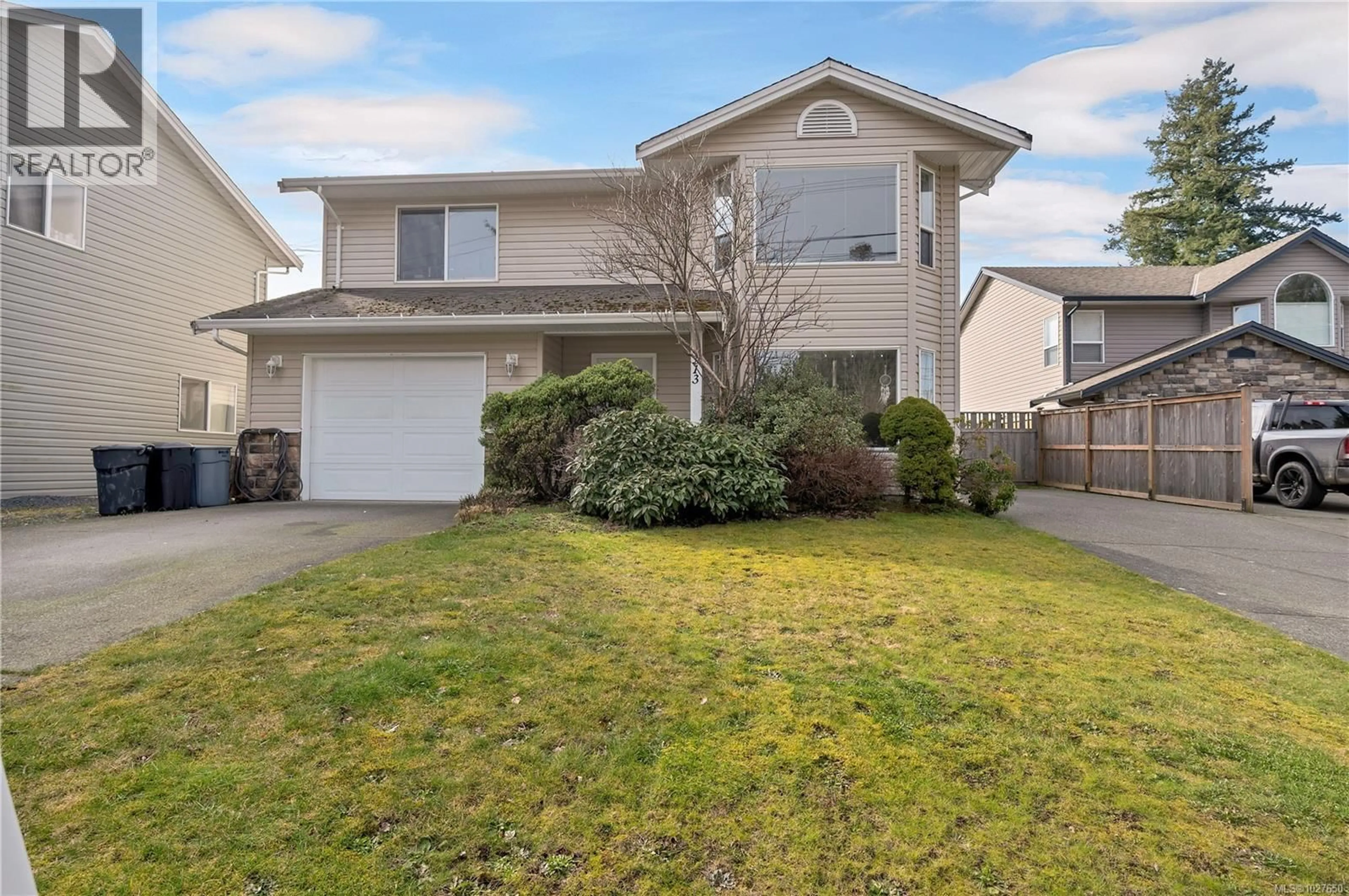 Home with vinyl exterior material, street for 313 HARROGATE ROAD, Campbell River British Columbia V9W1W1