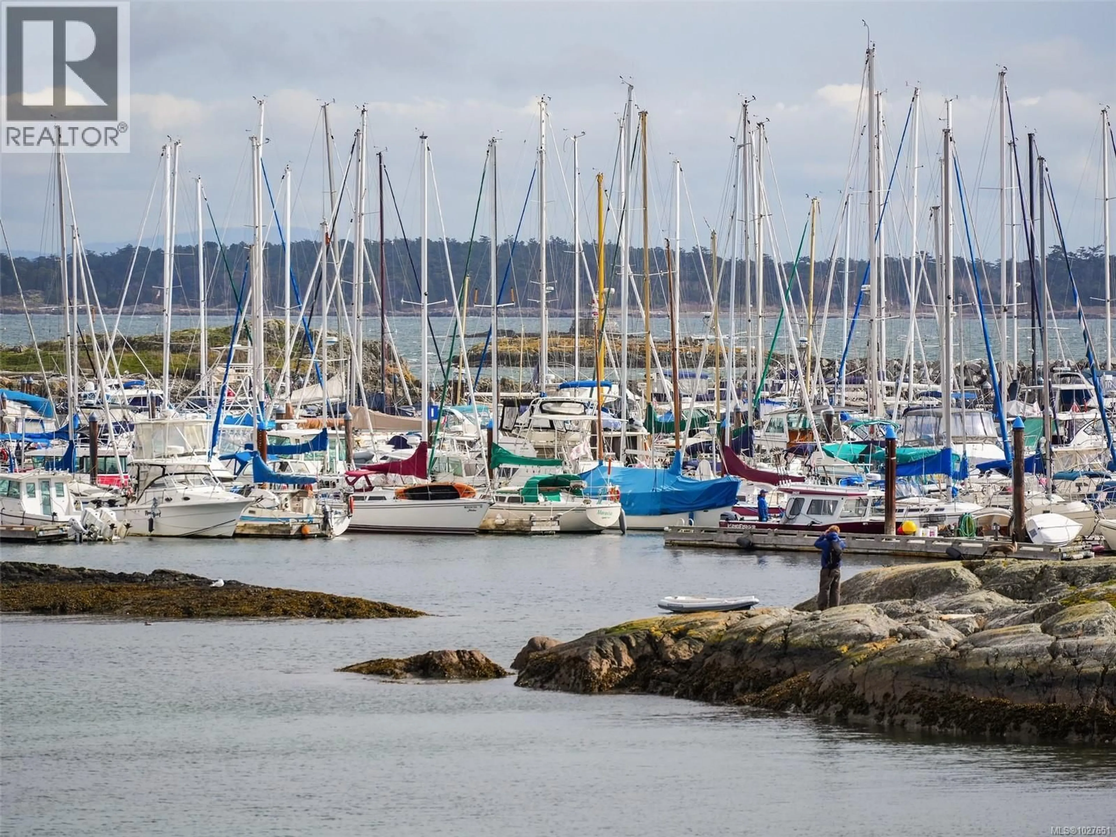 Blurry image for 202 - 1440 BEACH DRIVE, Oak Bay British Columbia V8S2N8