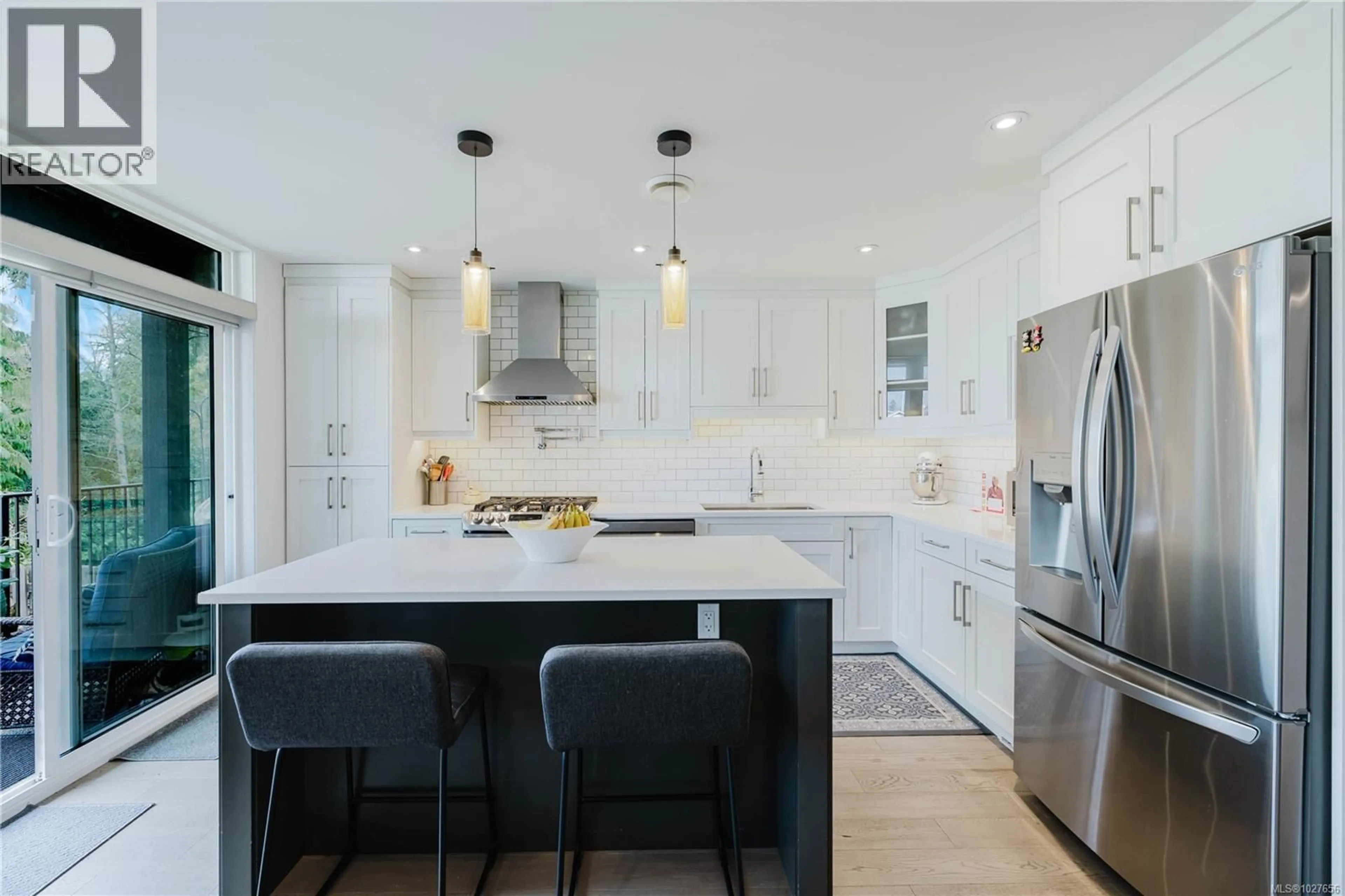 Contemporary kitchen, unknown for 5869 DEUCHARS DRIVE, Duncan British Columbia V9L1L5