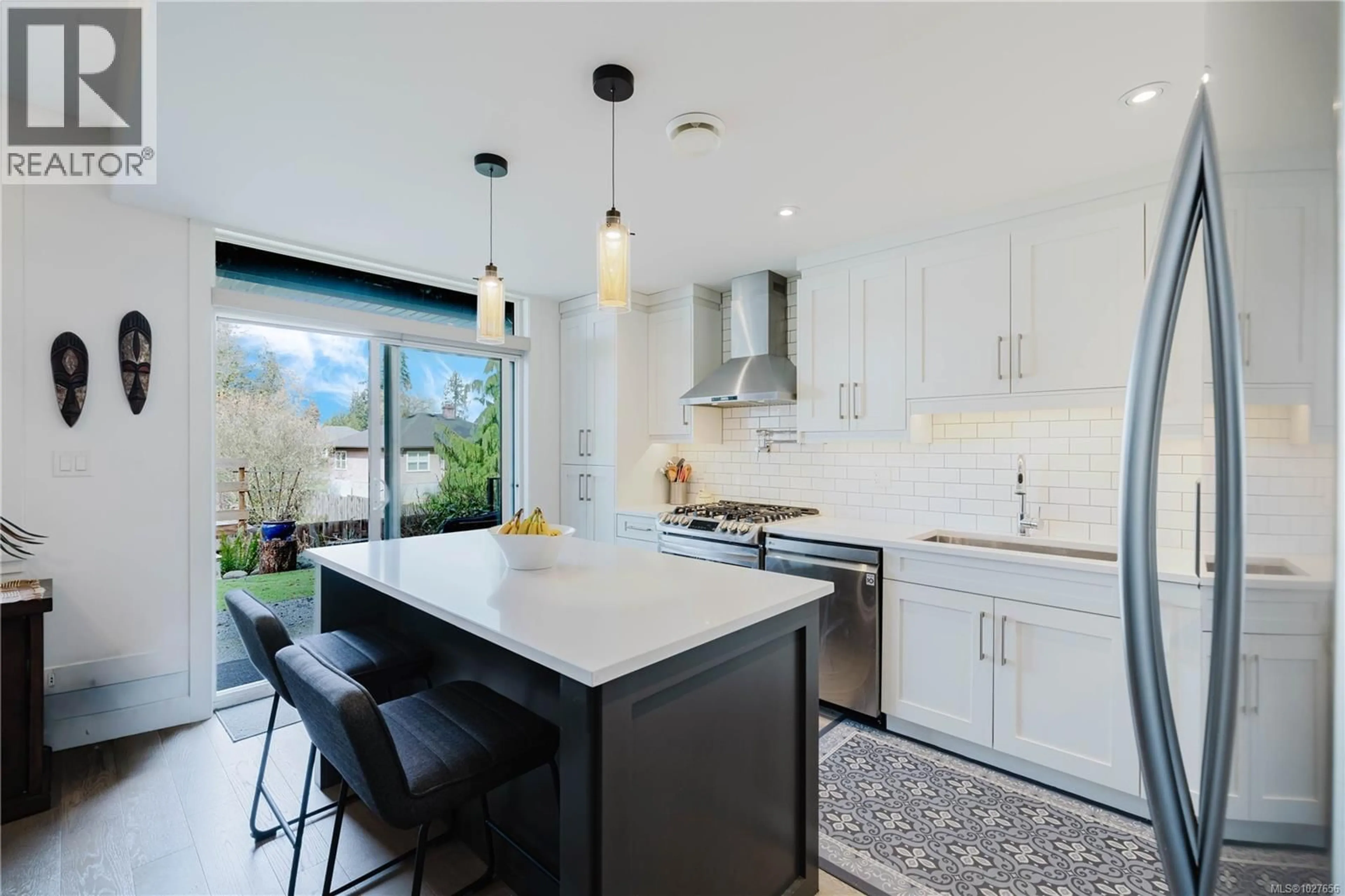Contemporary kitchen, ceramic/tile floor for 5869 DEUCHARS DRIVE, Duncan British Columbia V9L1L5