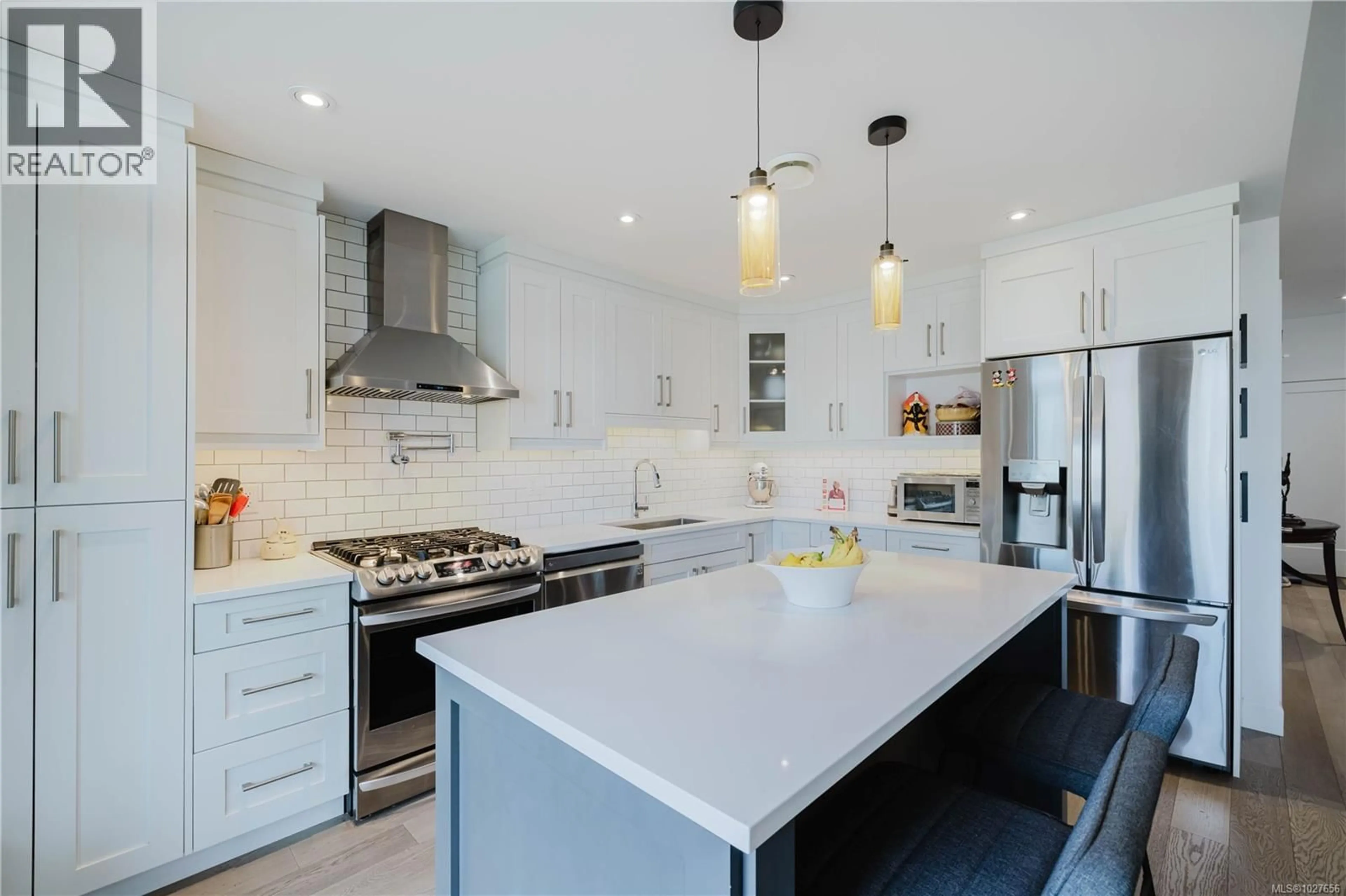 Contemporary kitchen, ceramic/tile floor for 5869 DEUCHARS DRIVE, Duncan British Columbia V9L1L5