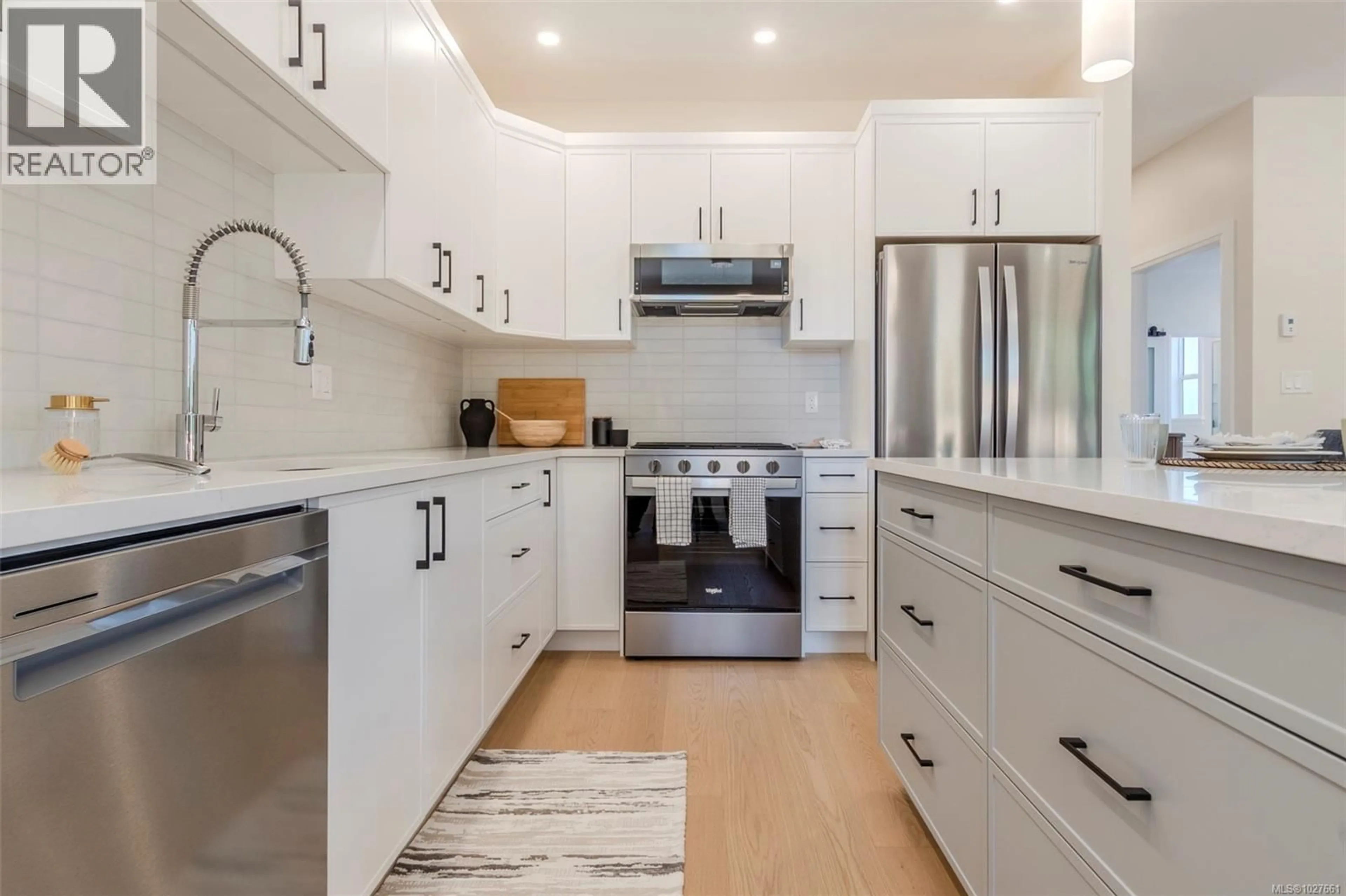 Contemporary kitchen, unknown for 114 - 1234 VIEWTOP ROAD, Duncan British Columbia V9L0H7