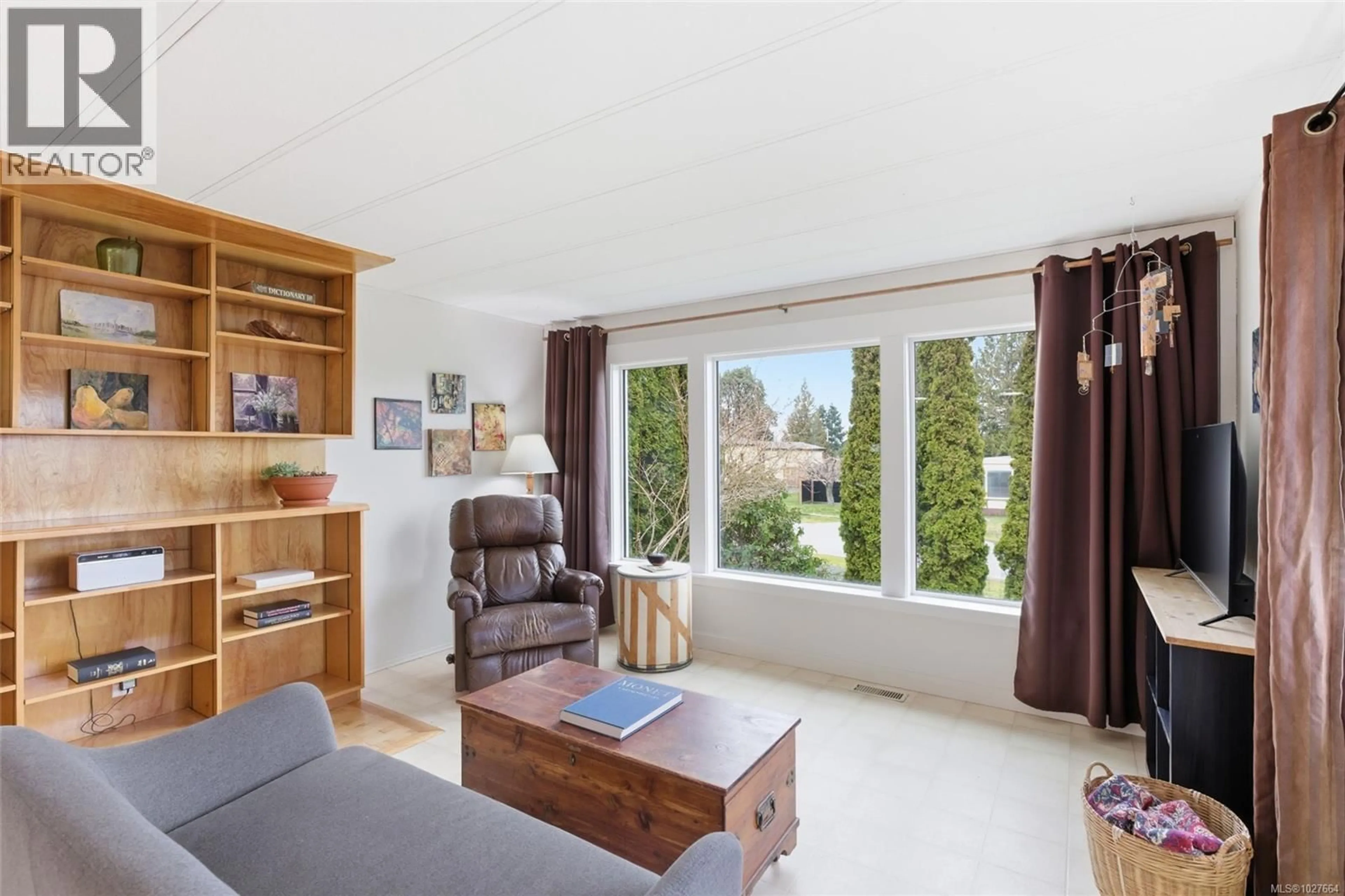 Living room with furniture, wood/laminate floor for 719 KASBA CIRCLE, Parksville British Columbia V9P2A7